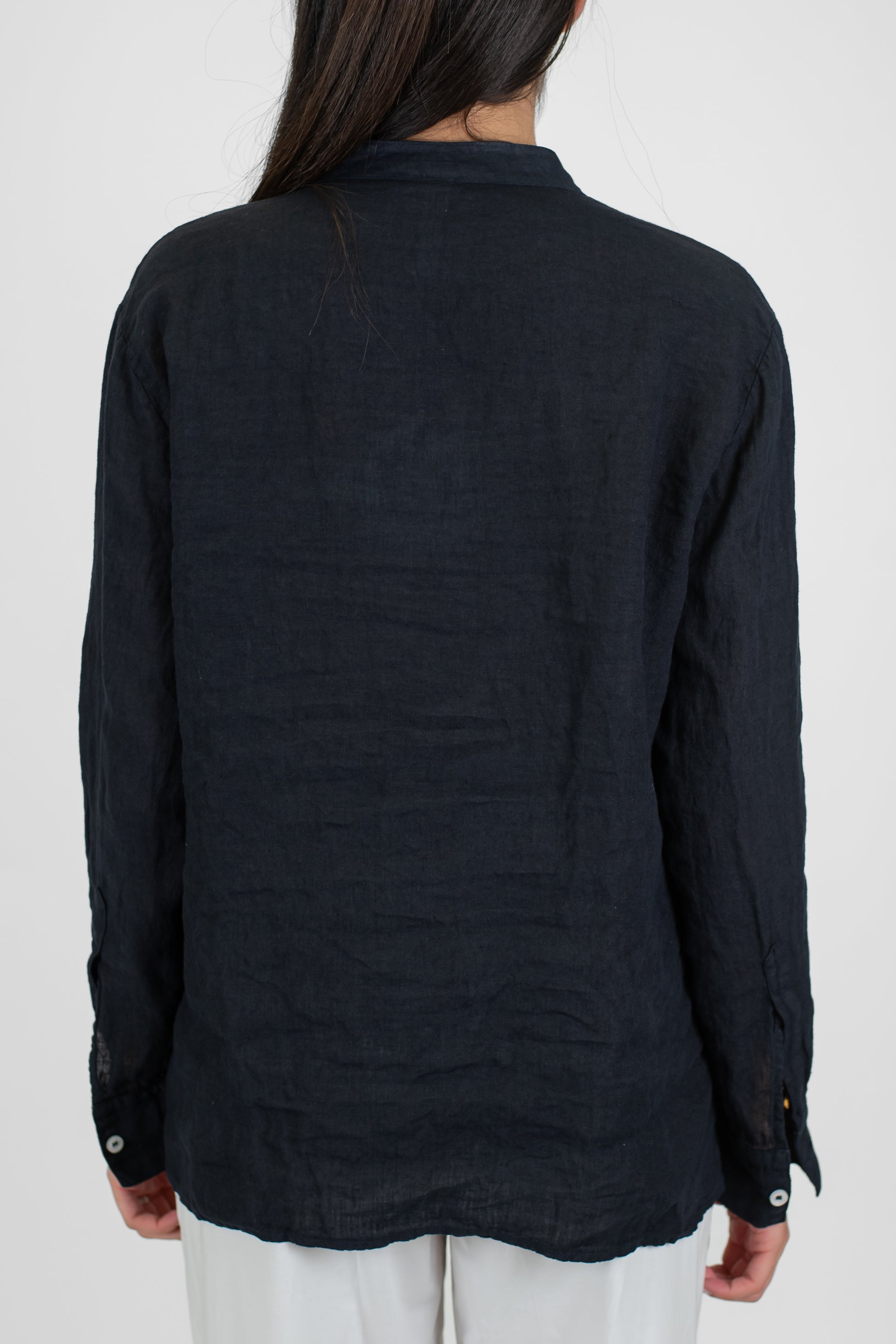 Tensione in - Camicia collo coreano in puro lino