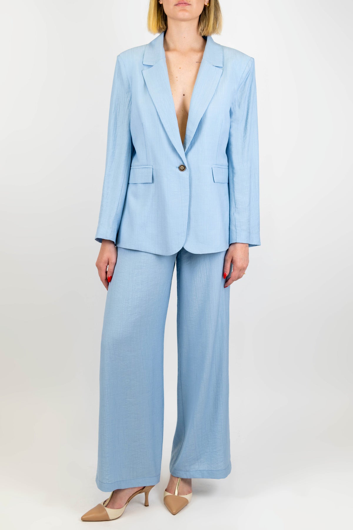 Tensione in - Tailleur in viscosa leggera con giacca monopetto e pantalone palazzo con elastico sul retro