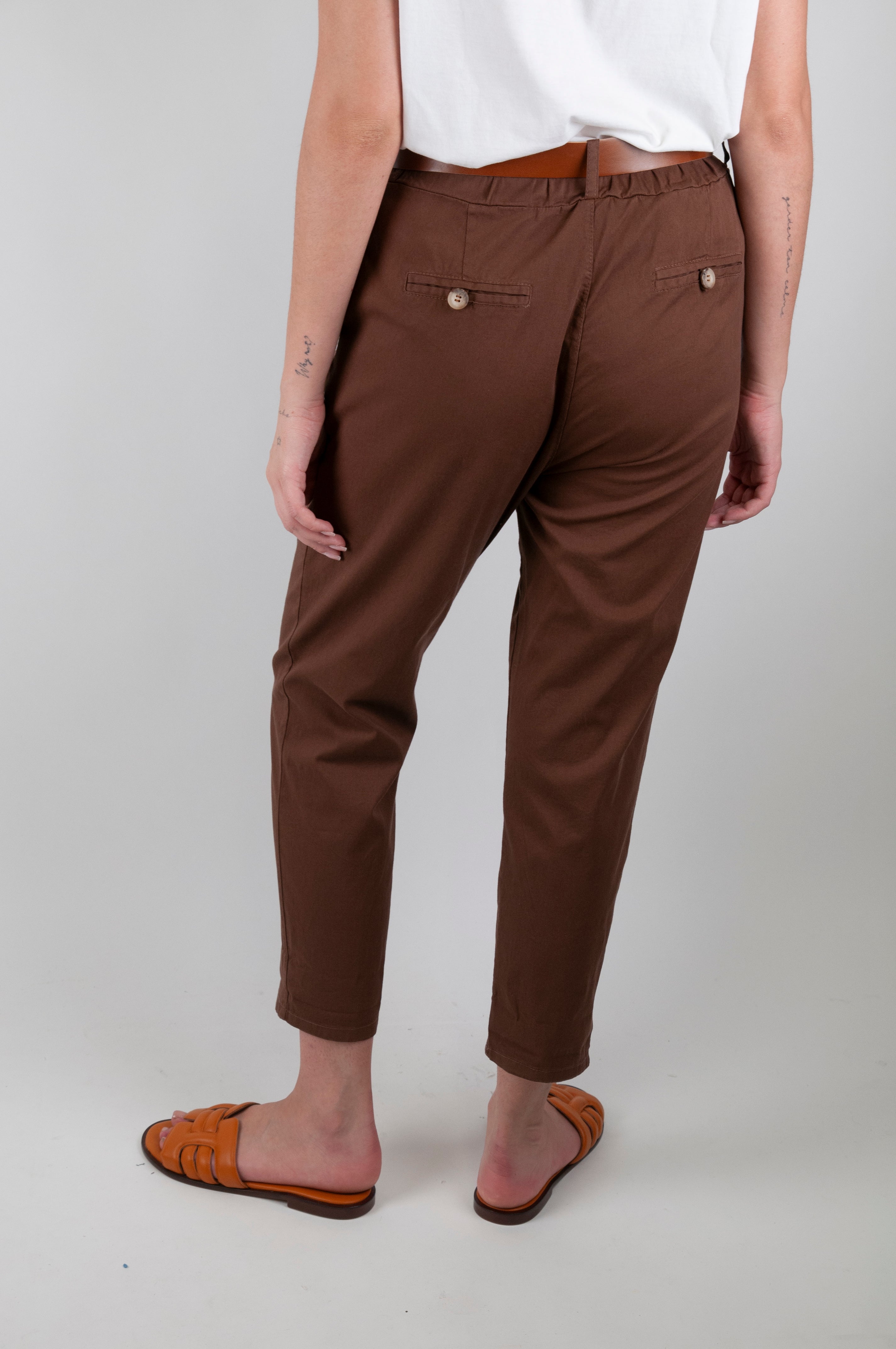 Tensione in - Pantalone slim con tasca sfrangiata