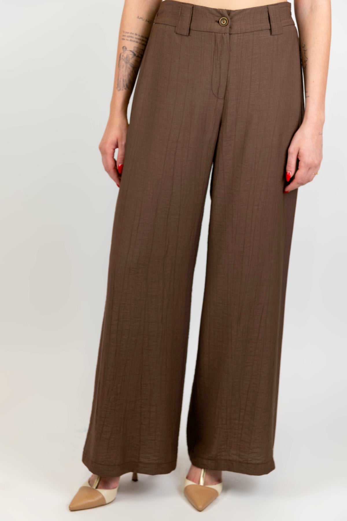 Tensione in - Tailleur in viscosa leggera con giacca monopetto e pantalone palazzo con elastico sul retro