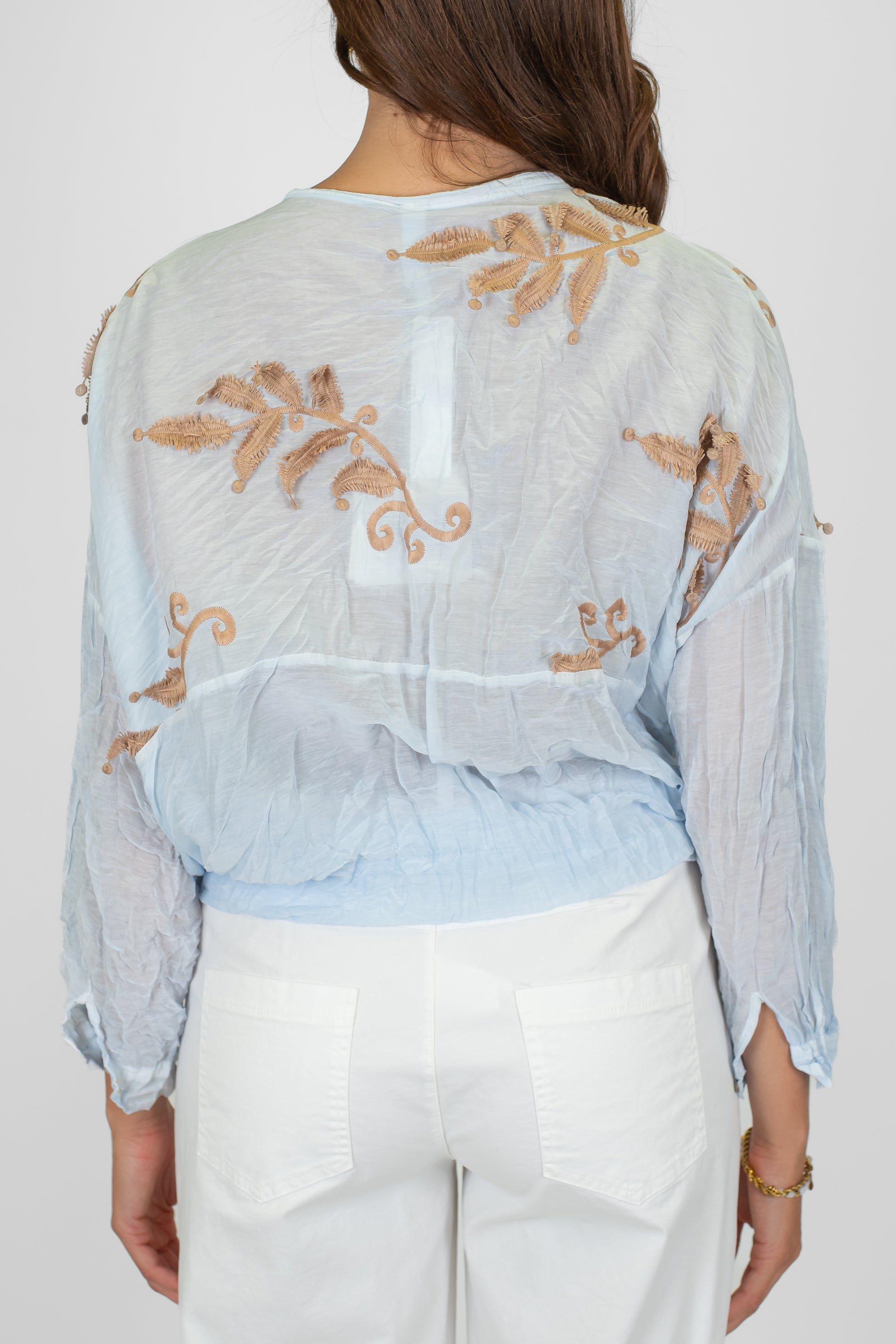 Tensione in - Camicia in misto seta con ricami a contrasto e collo coreano