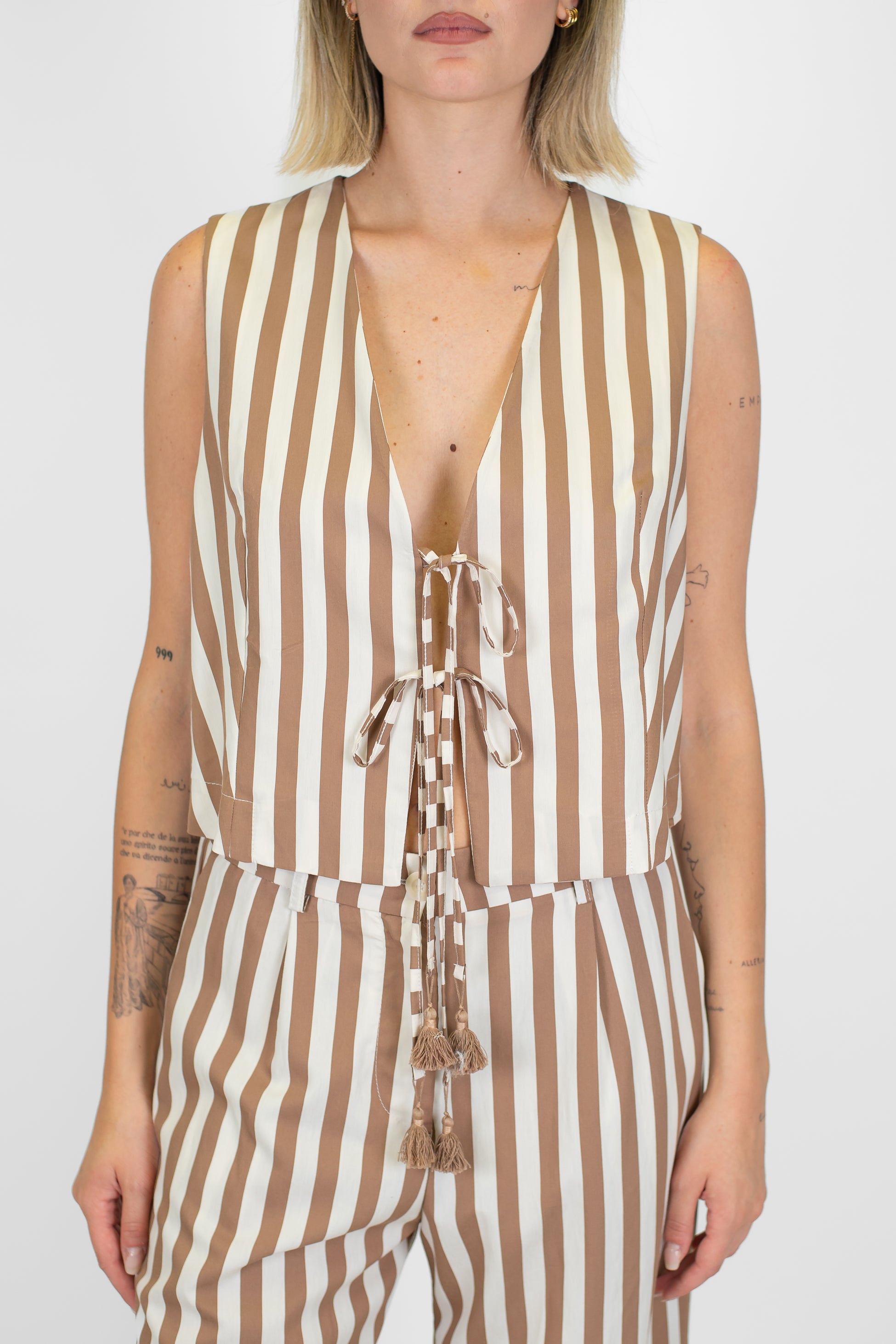 Motel - Gilet fantasia a righe in viscosa leggera con chiusura laccetti