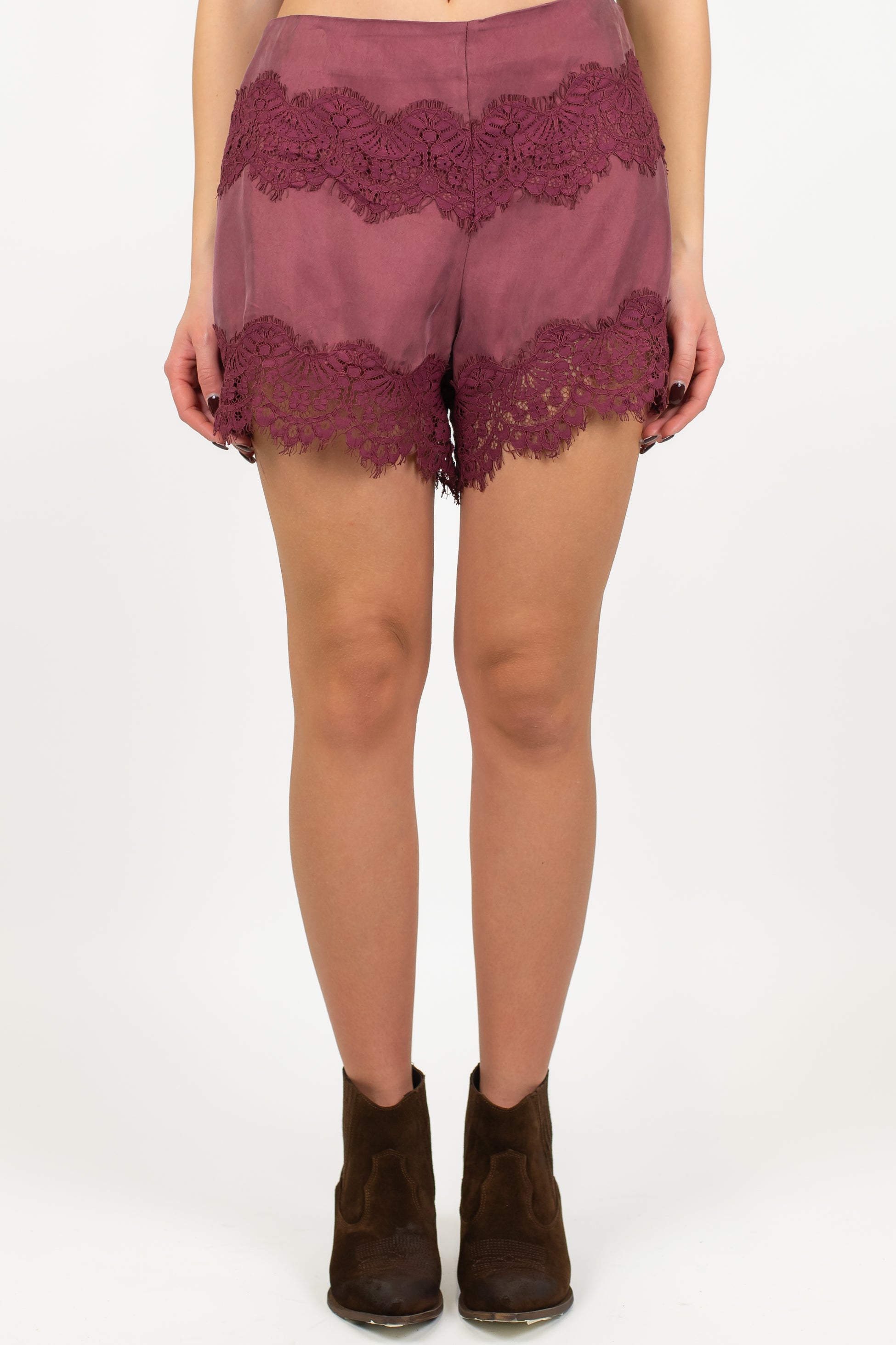 Tensione in - Shorts in cupro con ricami in pizzo