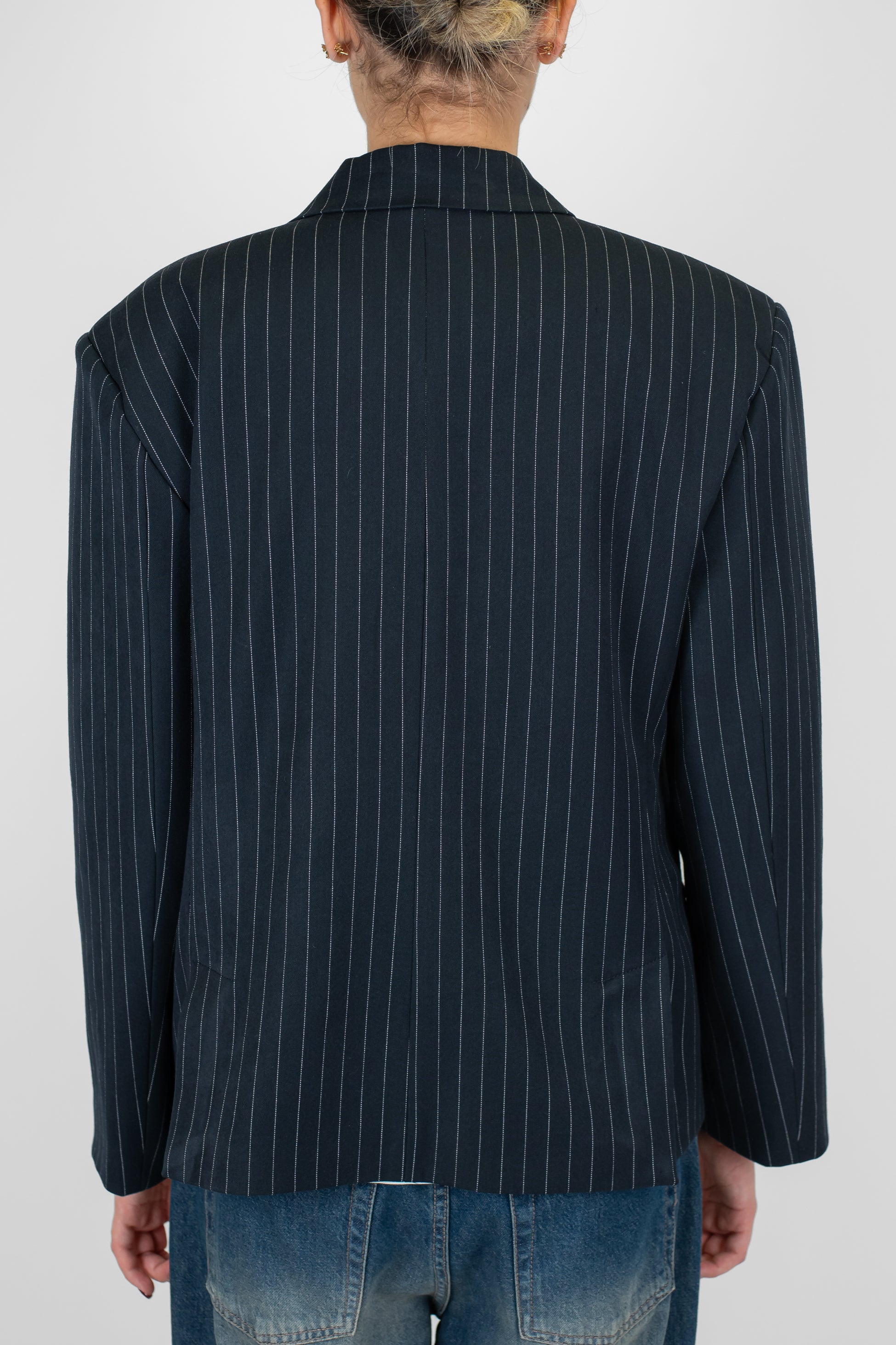 Tensione in - Giacca doppiopetto gessata crop con guanti a contrasto