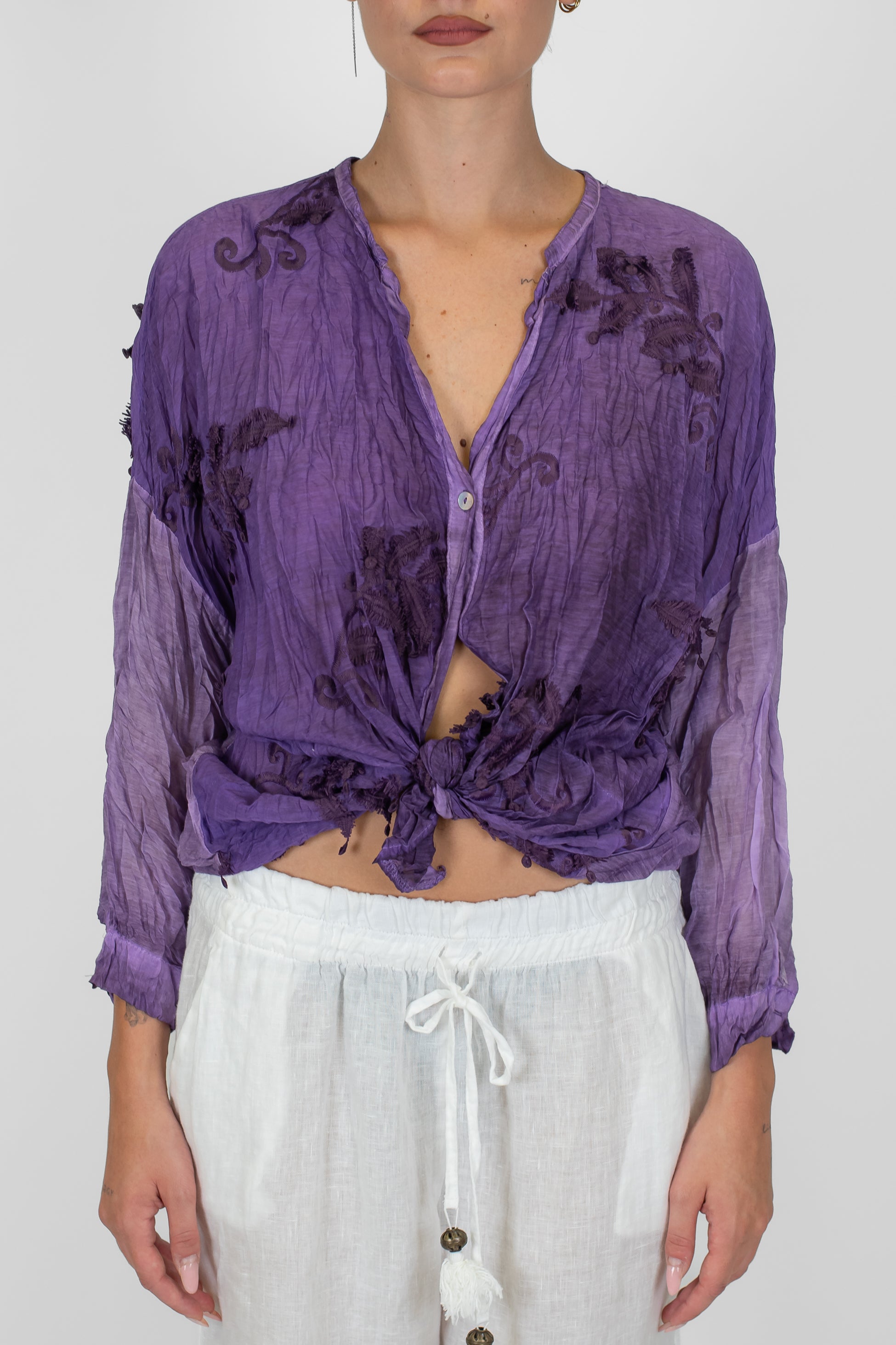 Tensione in - Camicia in misto seta con ricami a contrasto e collo coreano