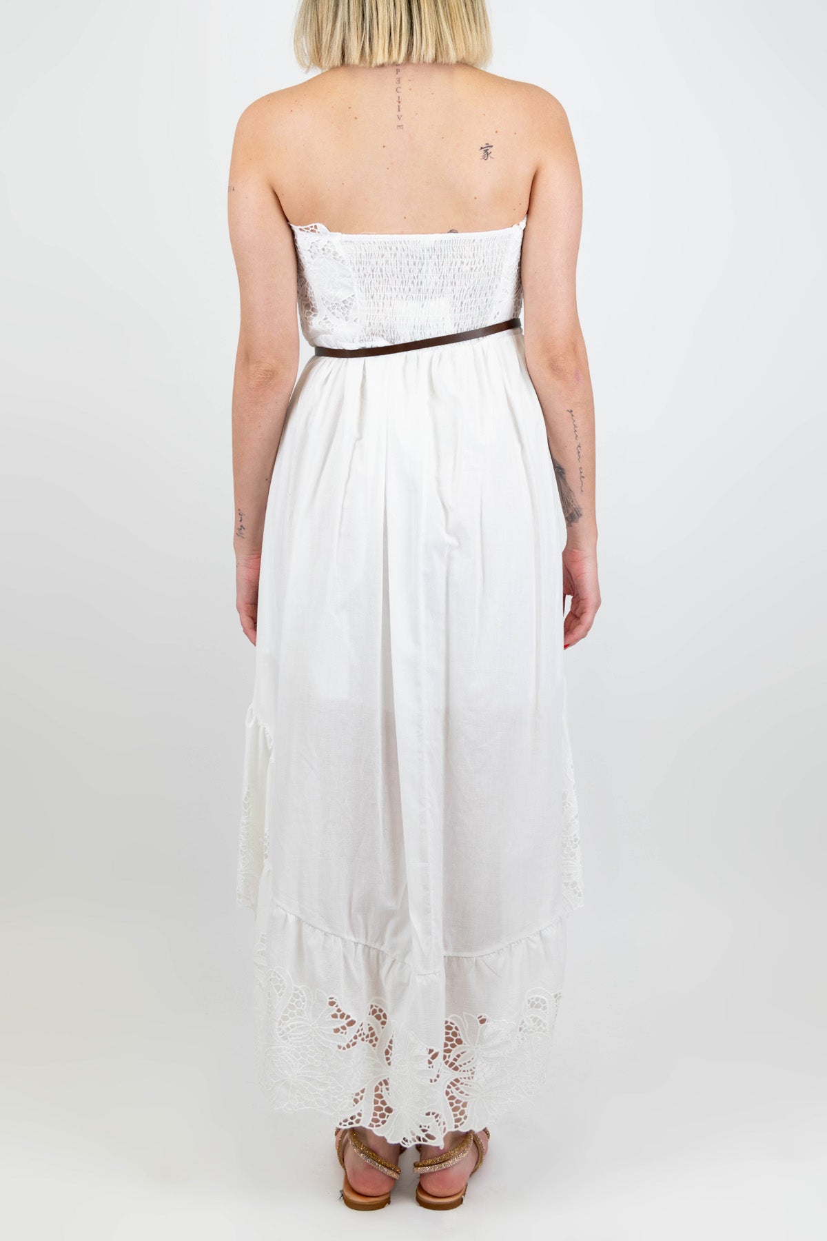 Tensione in - Abito corto a fascia in pizzo sangallo con asimmetria fronte-retro