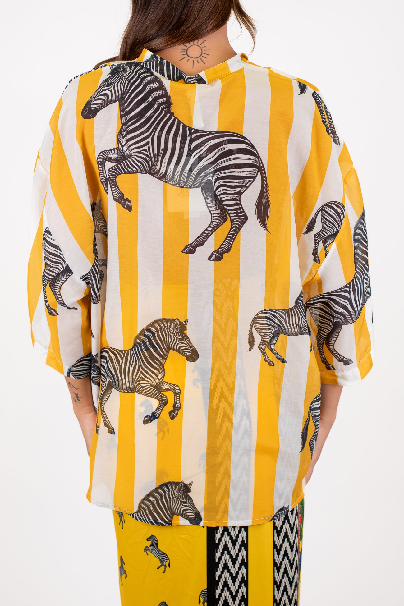 Tensione in - Camicia over fantasia a righe con zebre in misto mussola di cotone e seta con collo coreano