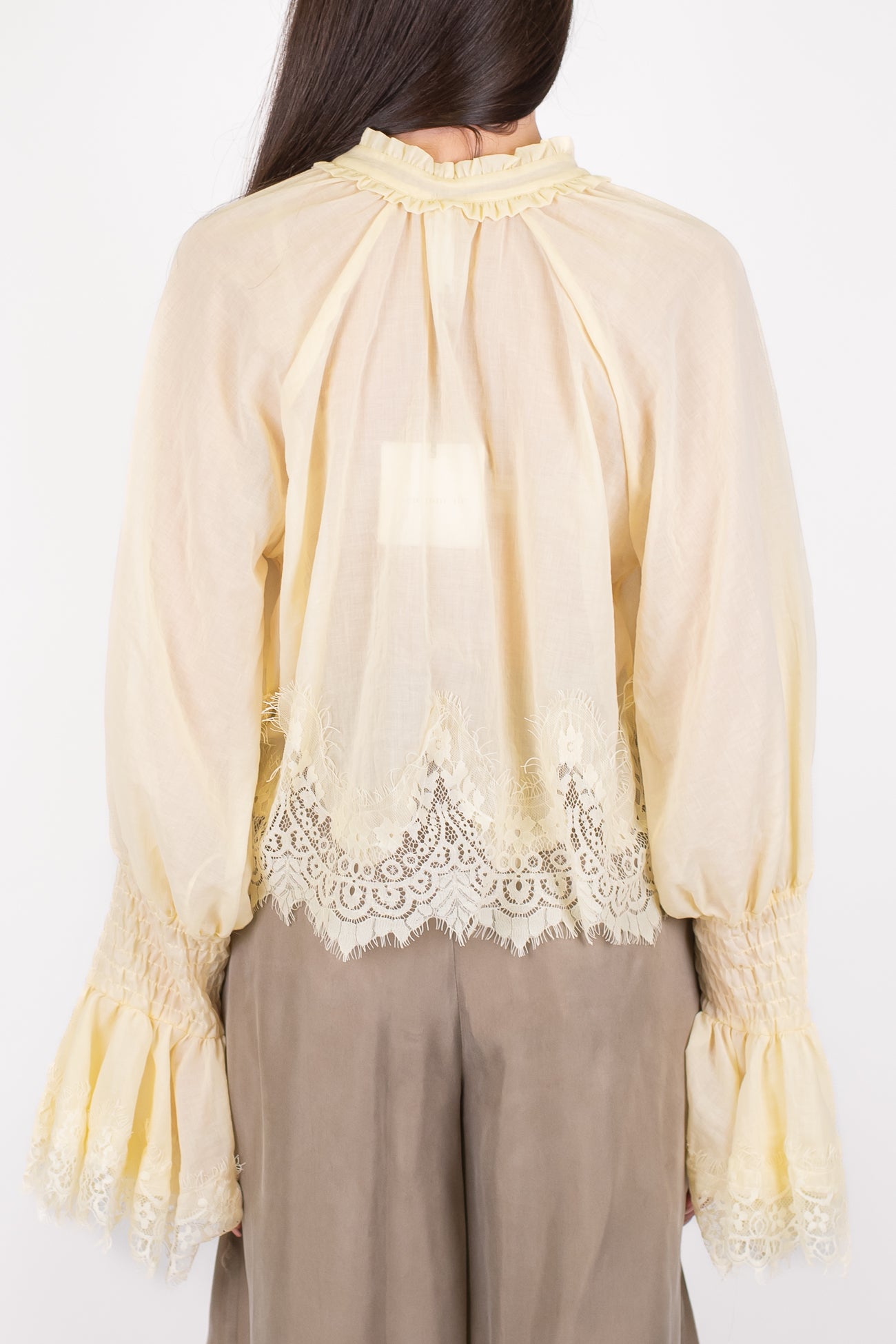 Tensione in - Camicia stondata in mussola di cotone con manica a campana e fondo in pizzo