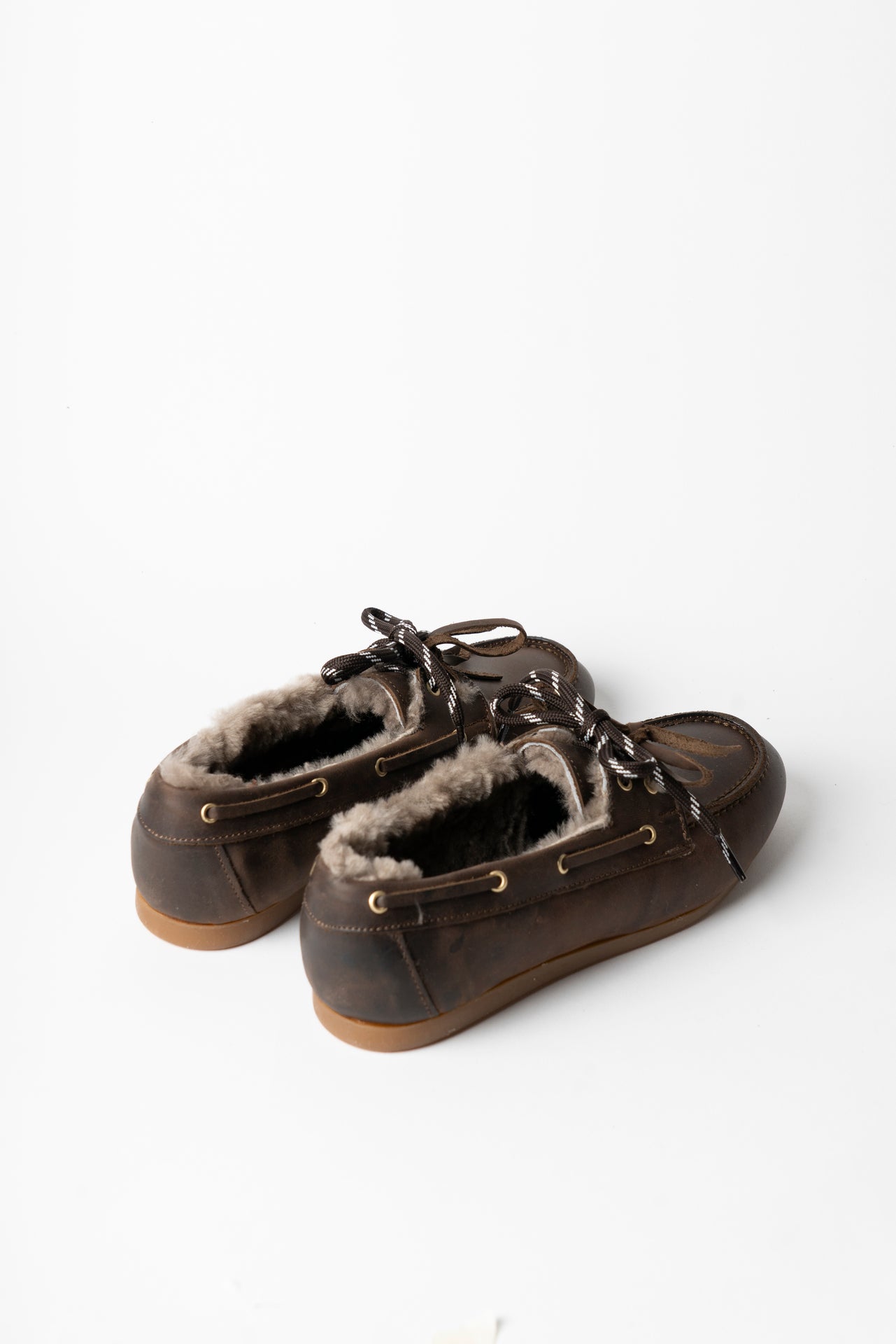 Ovyé - Mocassino in pelle ingrassata con pelliccia interna