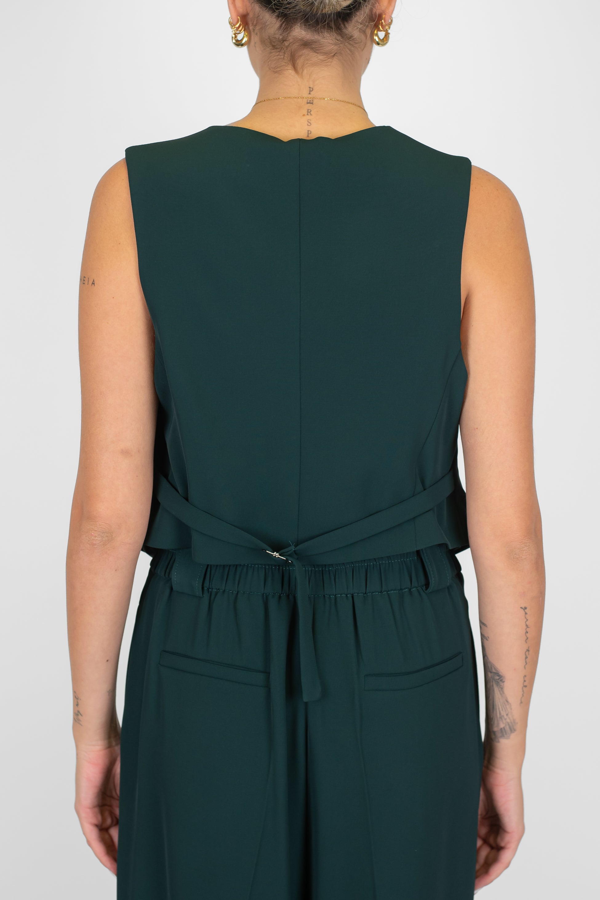 Tensione in - Coordinato gilet e pantalone palazzo in tessuto fluido con elastico sul retro