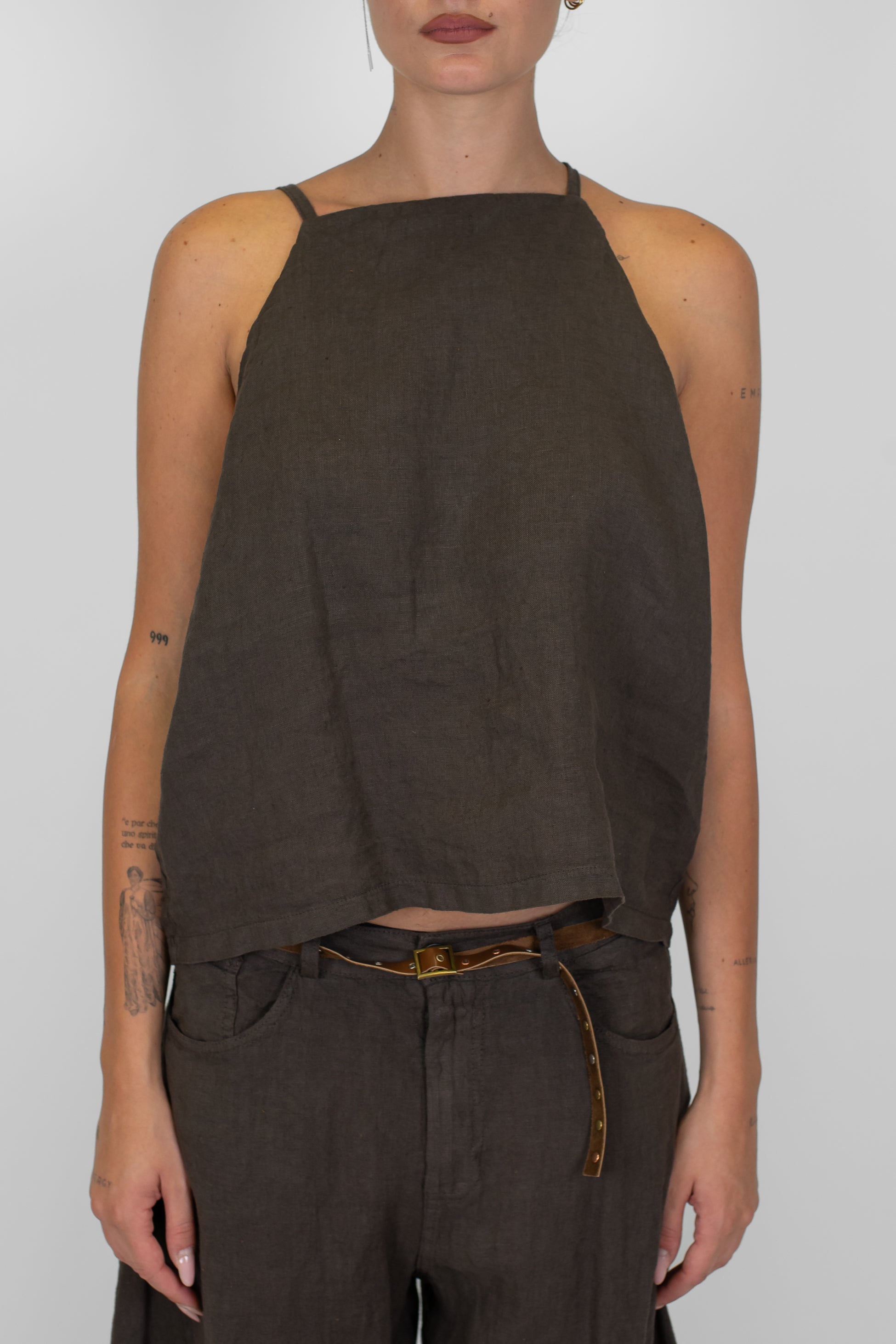 Tensione in - Top in puro lino con bretelle strette con bottoncino sul retro