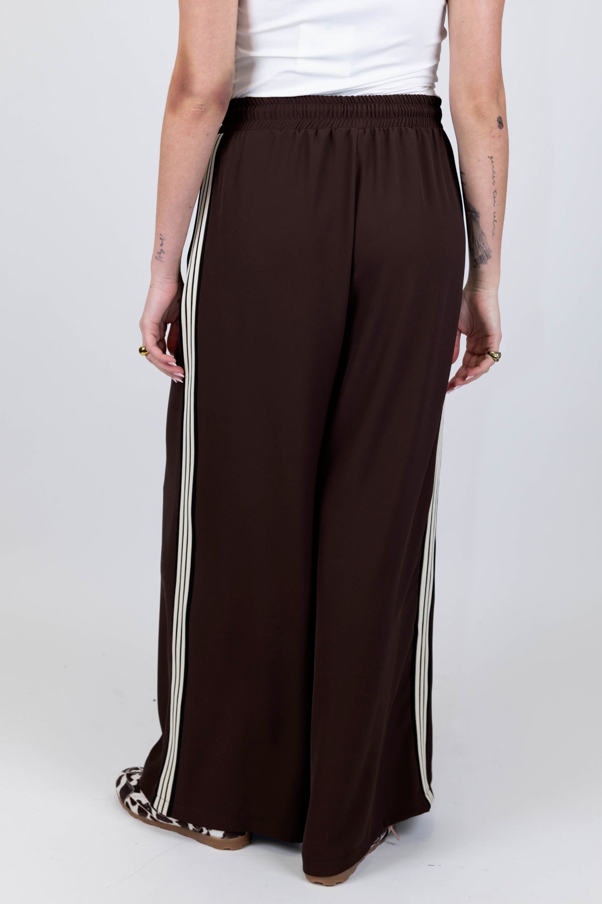 Tensione in - Pantalone palazzo in tessuto fluido con coulisse e banda laterale