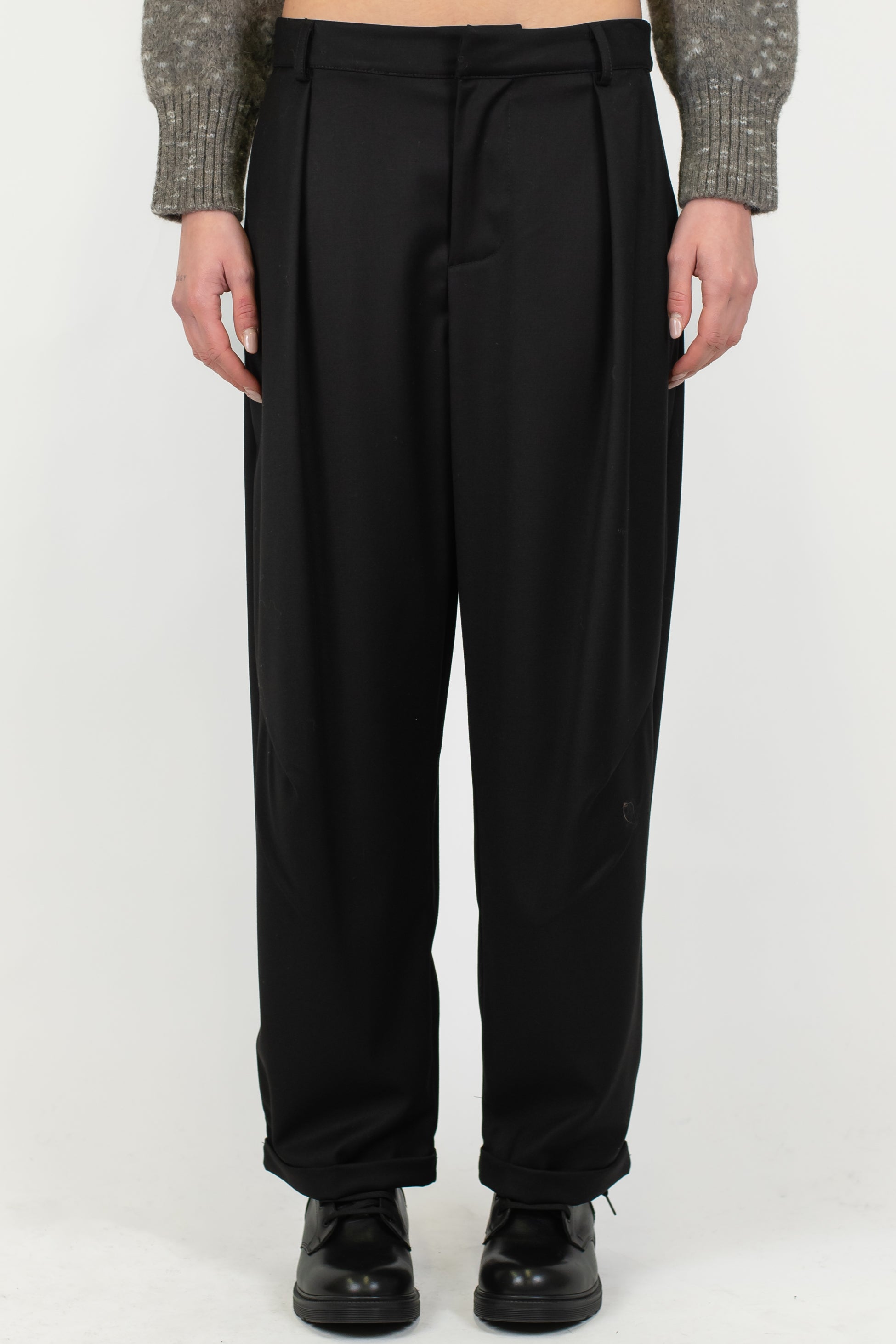 Tensione in - Pantalone carrot con pinces