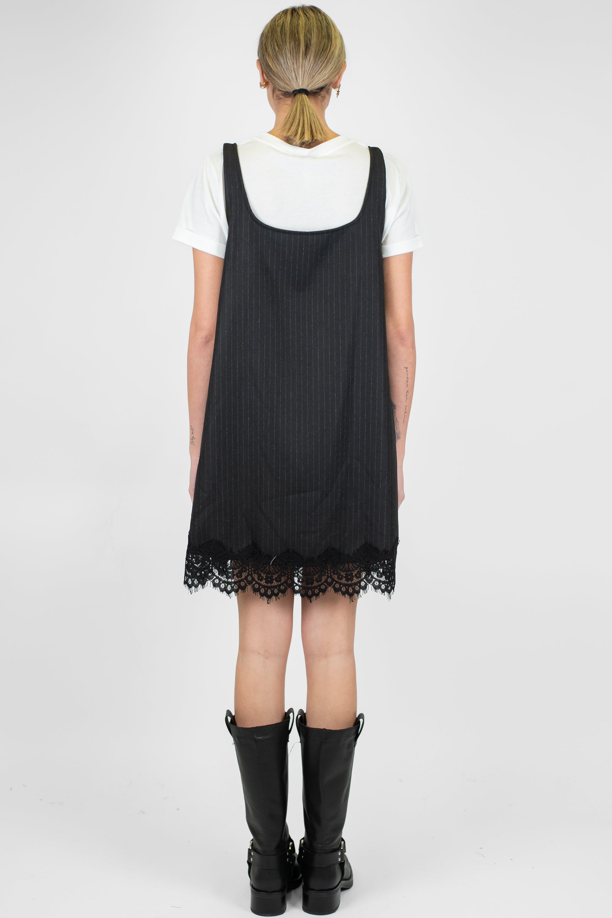 Tensione in - Abito corto gessato con pizzo e t shirt basic