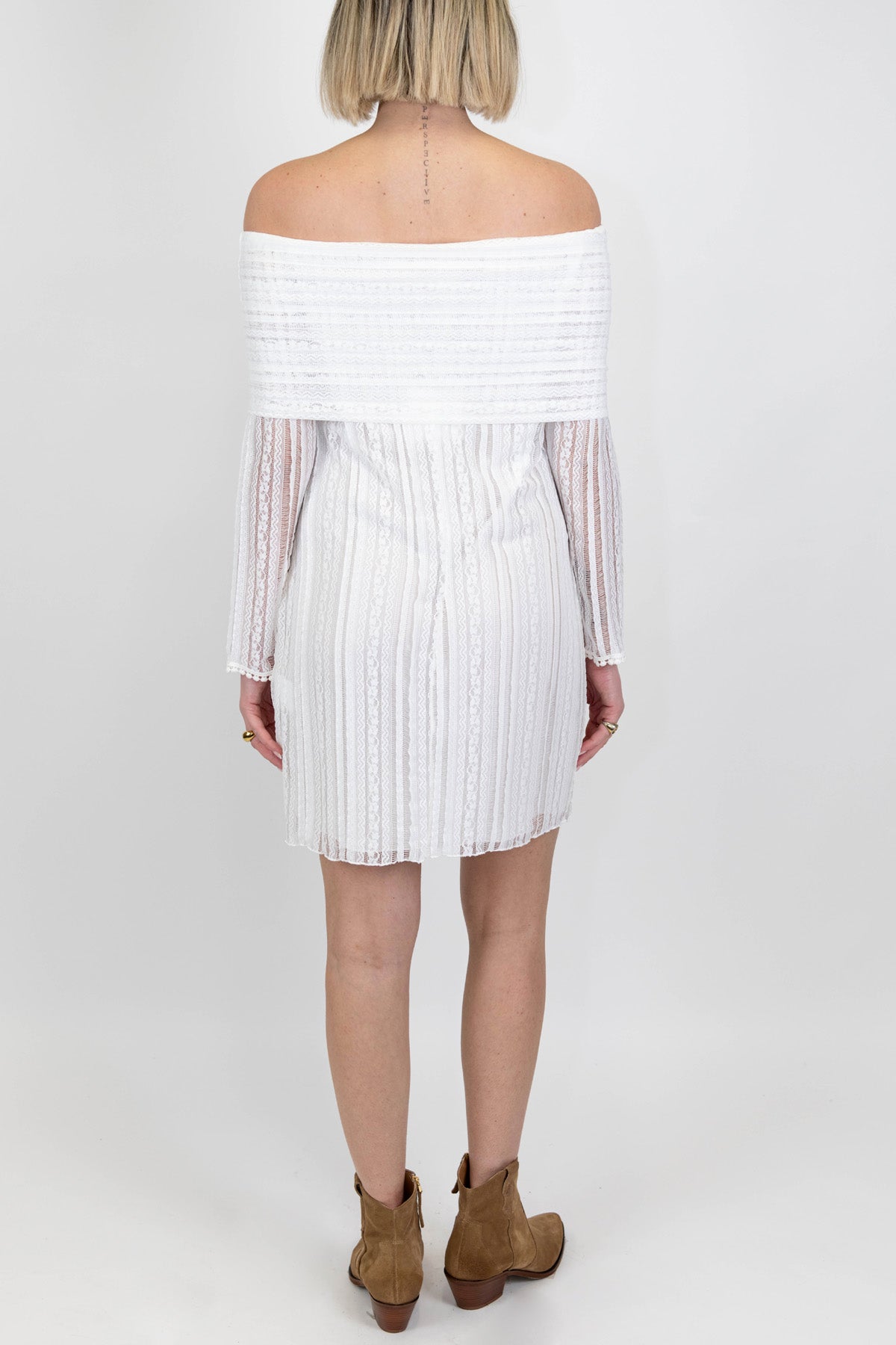 Tensione in - Abito corto in pizzo e crochet con scollo shiffer