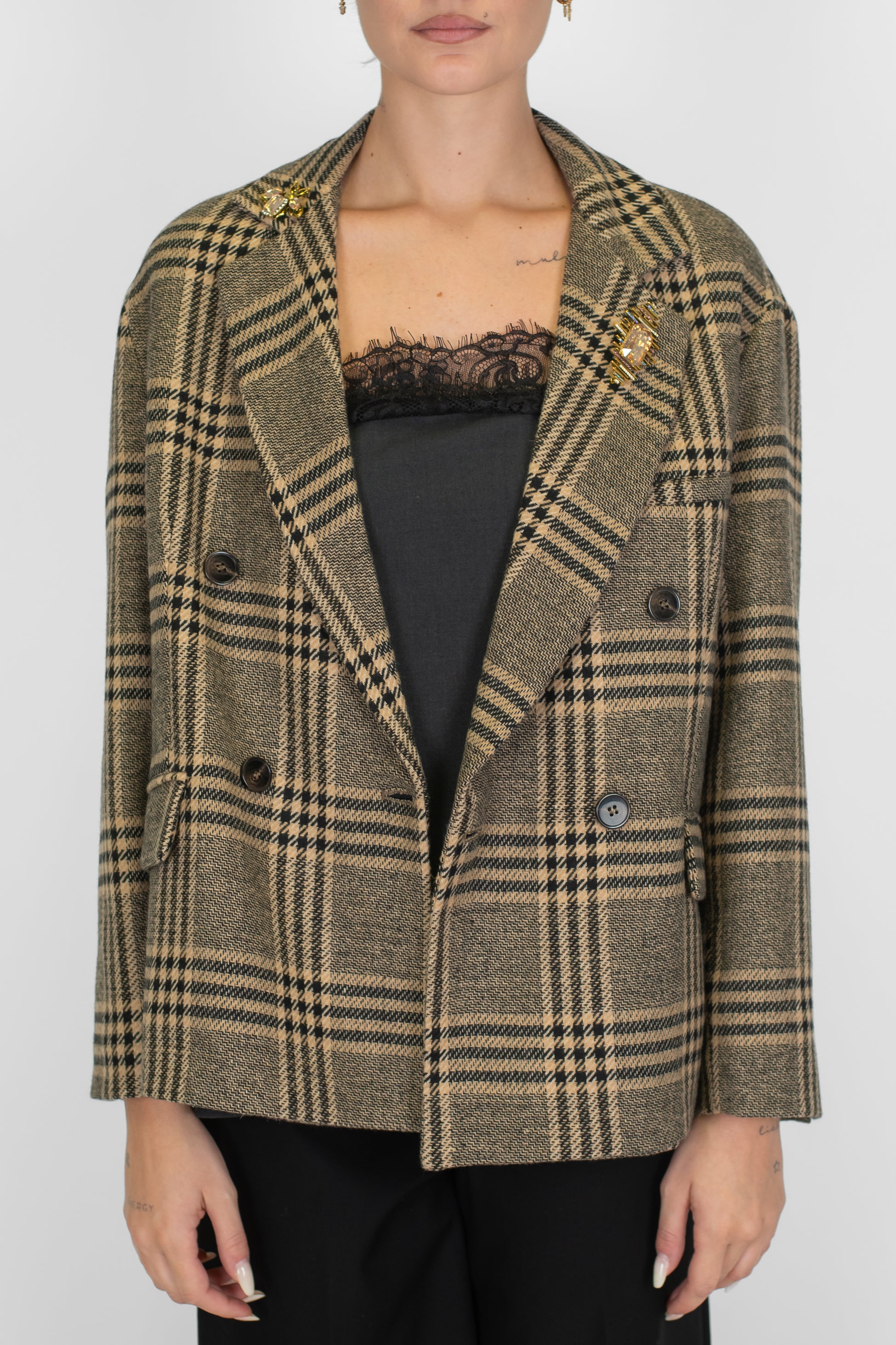 Tensione in - Giacca doppiopetto fantasia quadro in misto lana con spilla gioiello