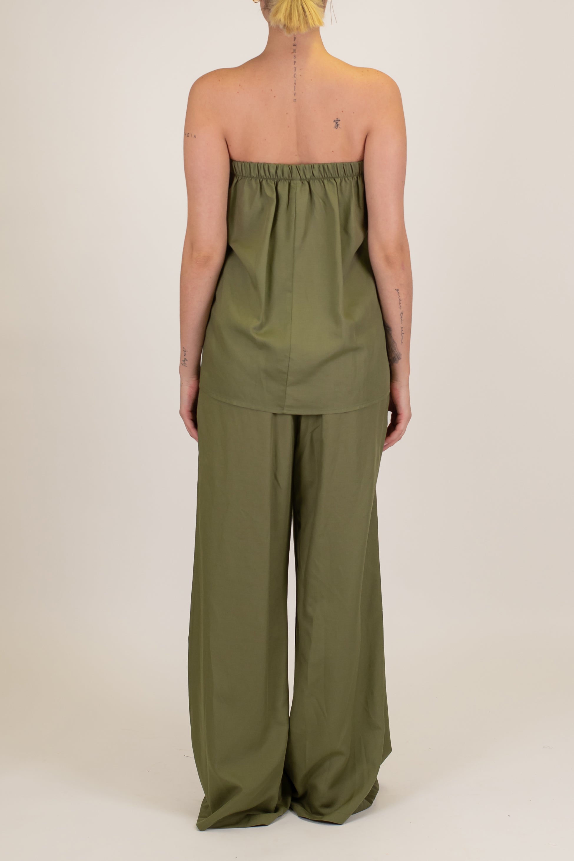 Tensione in - Coordinato in misto lino con top a fascia e pantalone palazzo con elastico sul retro