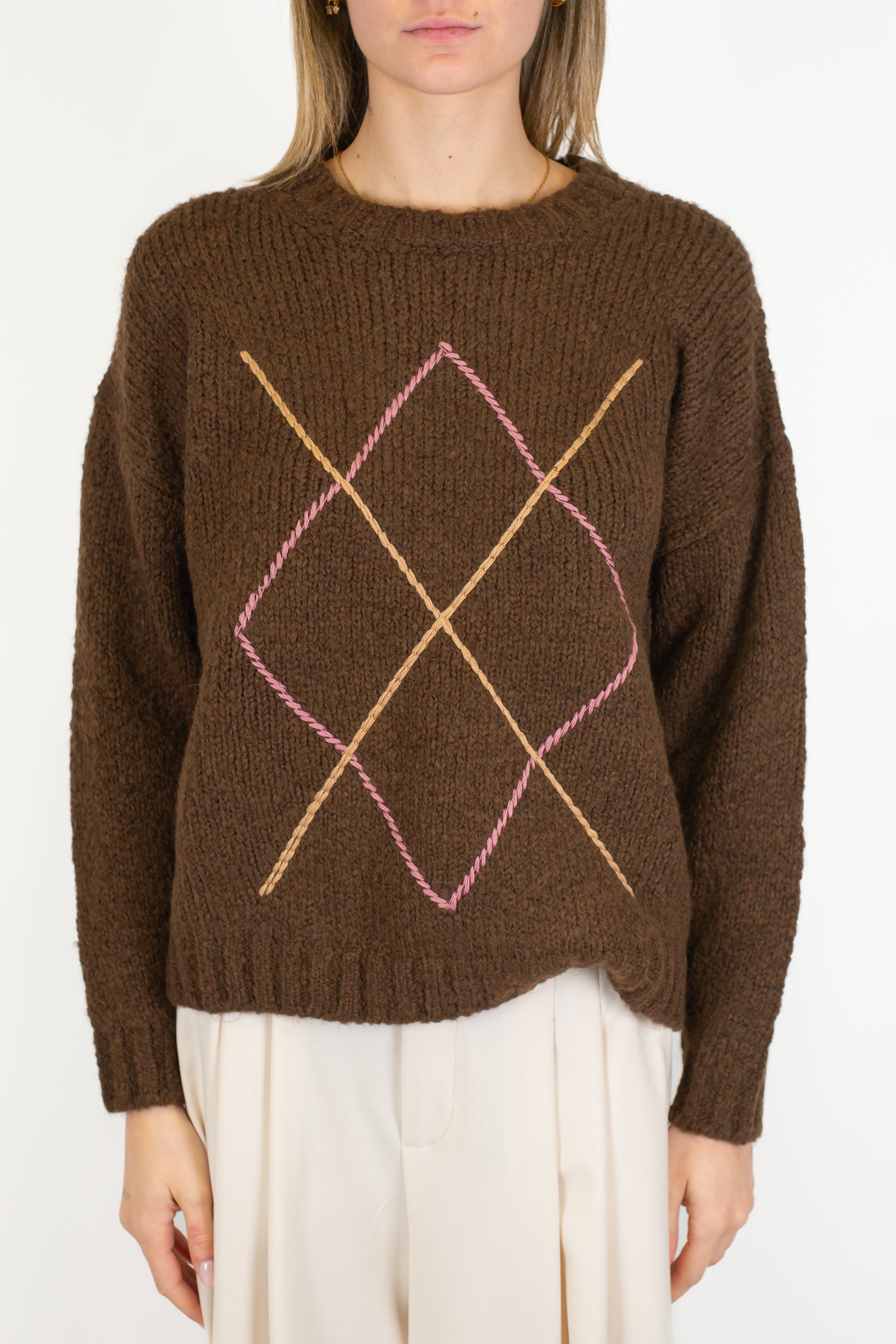 Tensione in - Maglia girocollo rombi ricamati a contrasto in misto lana