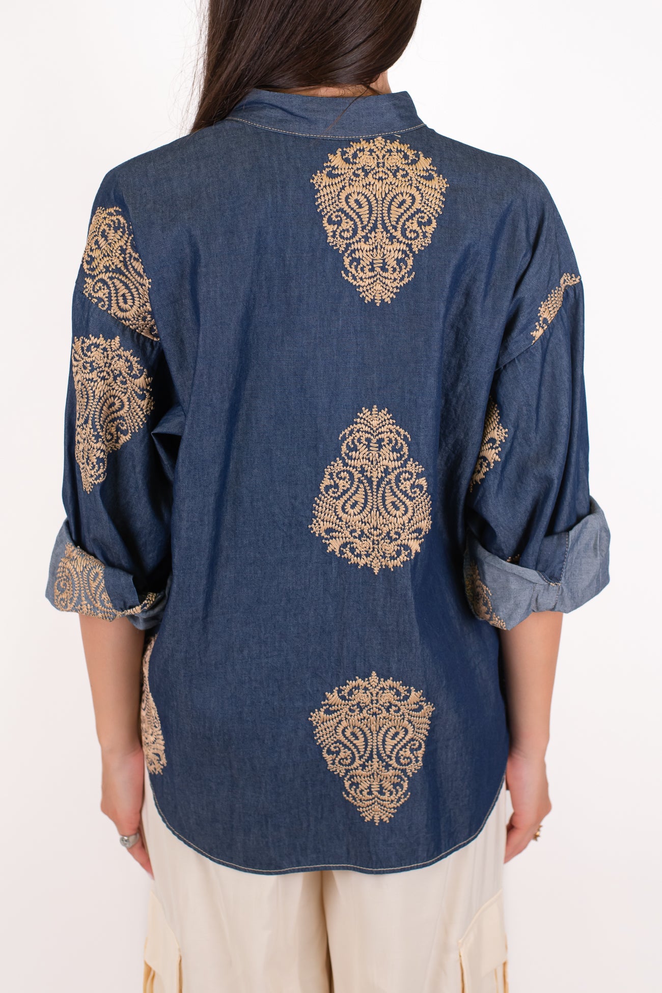 Tensione in - Camicia in chambray fantasia ricamata a contrasto con collo coreano