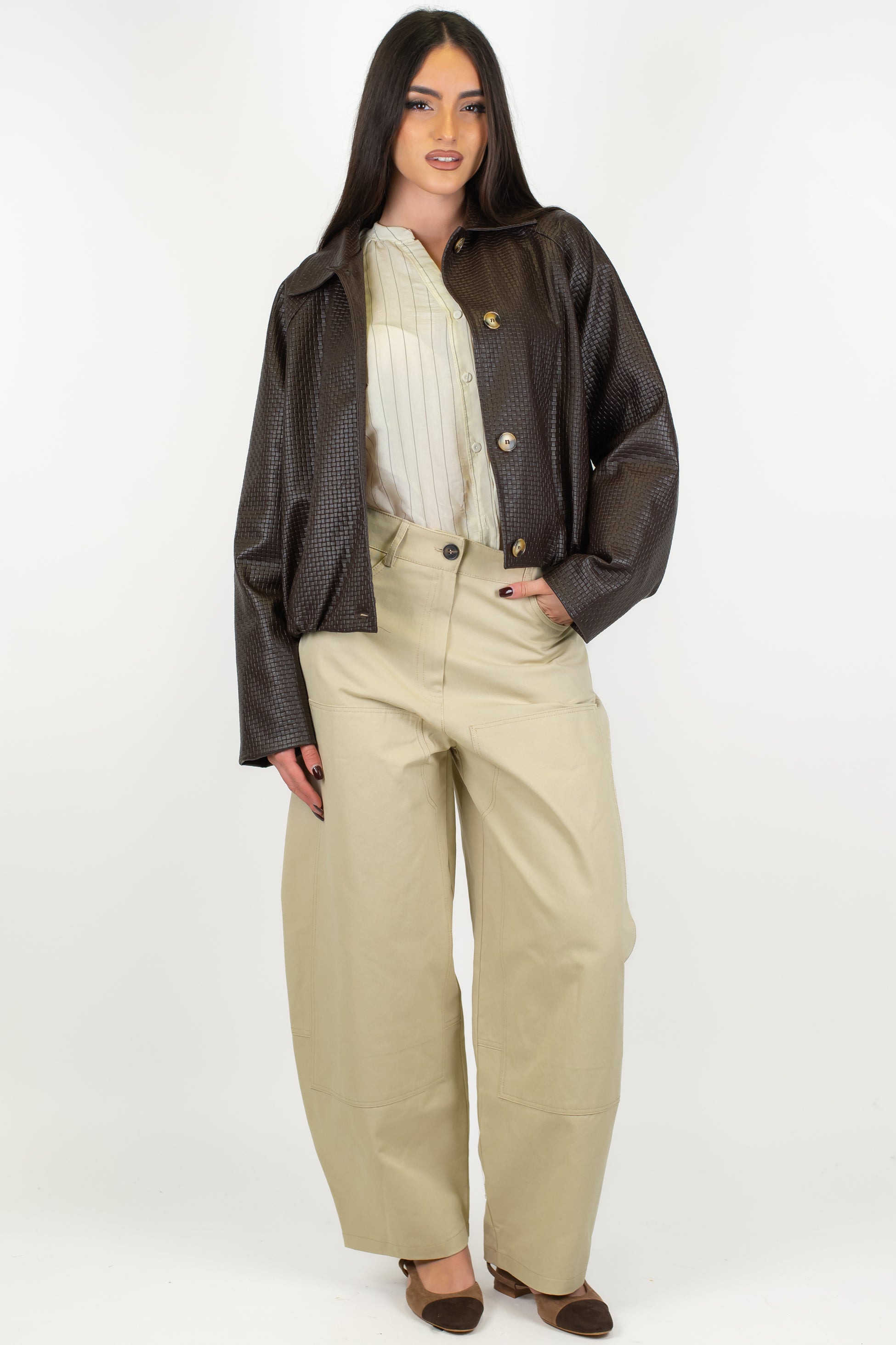 Tensione in - Pantalone barrell in denim colorato con tasche posteriori in ecopelle a contrasto