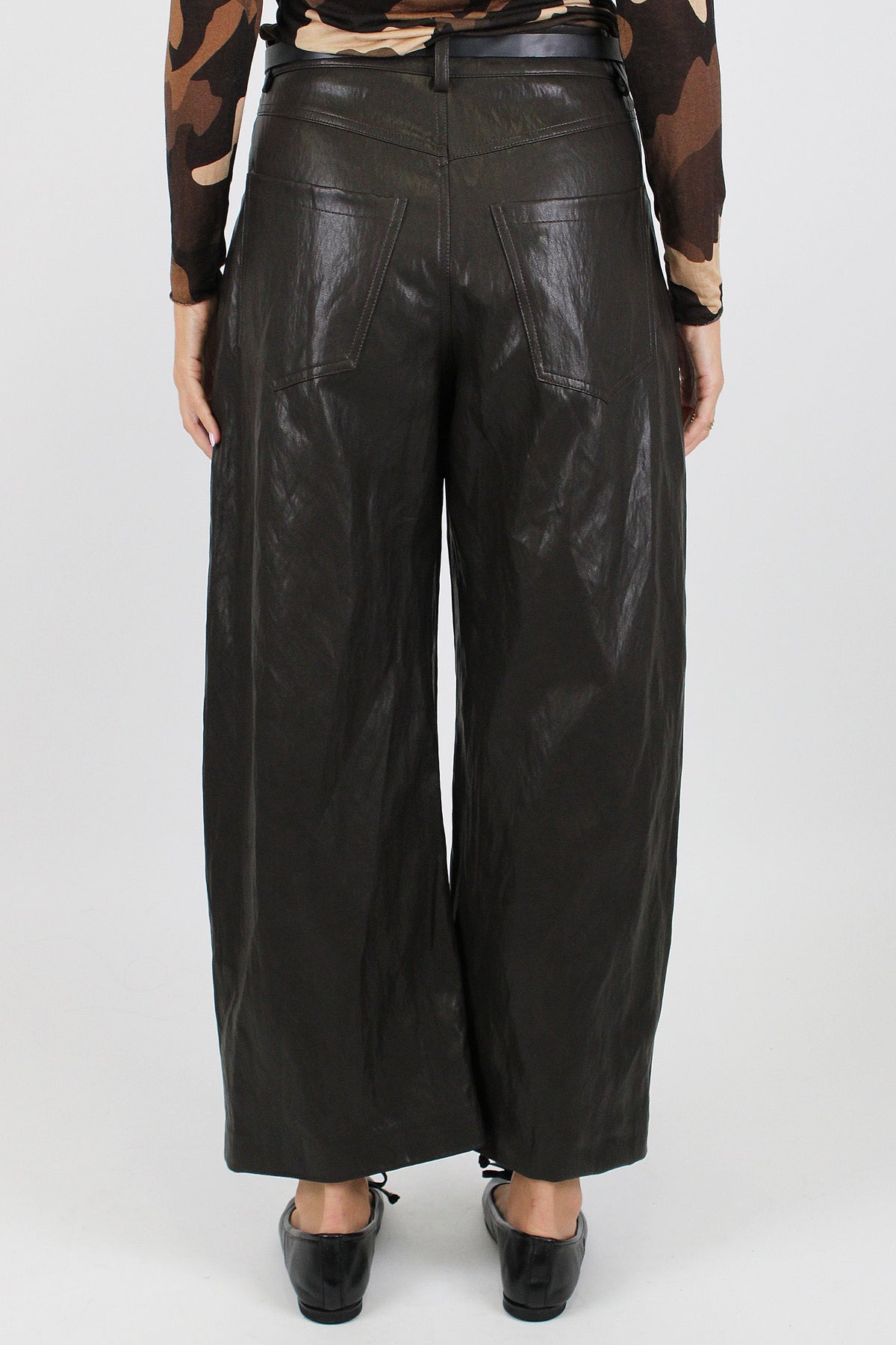 Tensione in - Pantalone regular crop in ecopelle