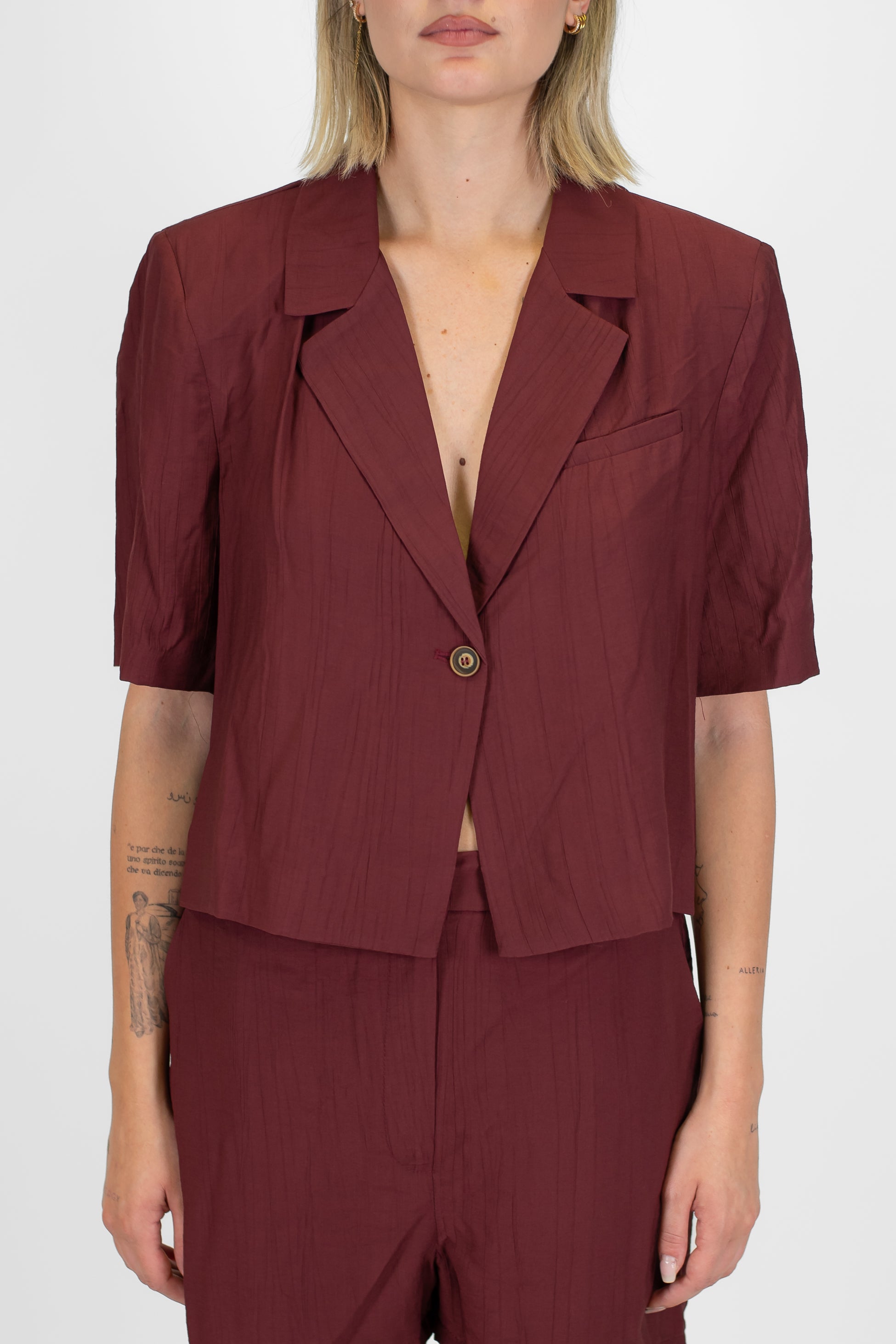 Tensione in - Coordinato in viscosa leggera con giacca crop sfoderata mezzamanica e bermuda