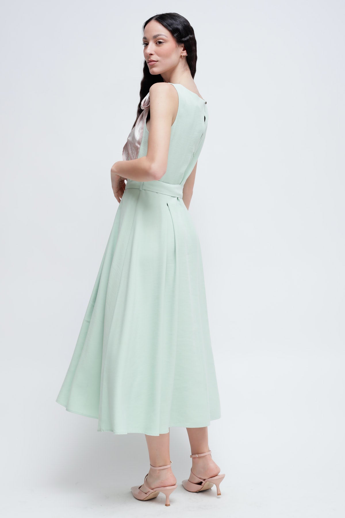 Maryley - Abito lungo giromaniche con spilla foulard e chiusura zip sul retro