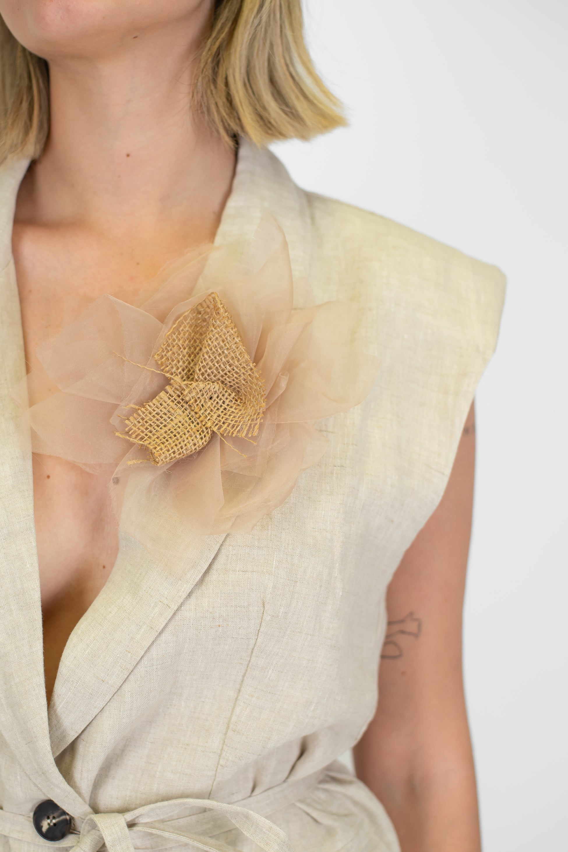 Tensione in - Giacca giromaniche in puro lino con spilla fiore