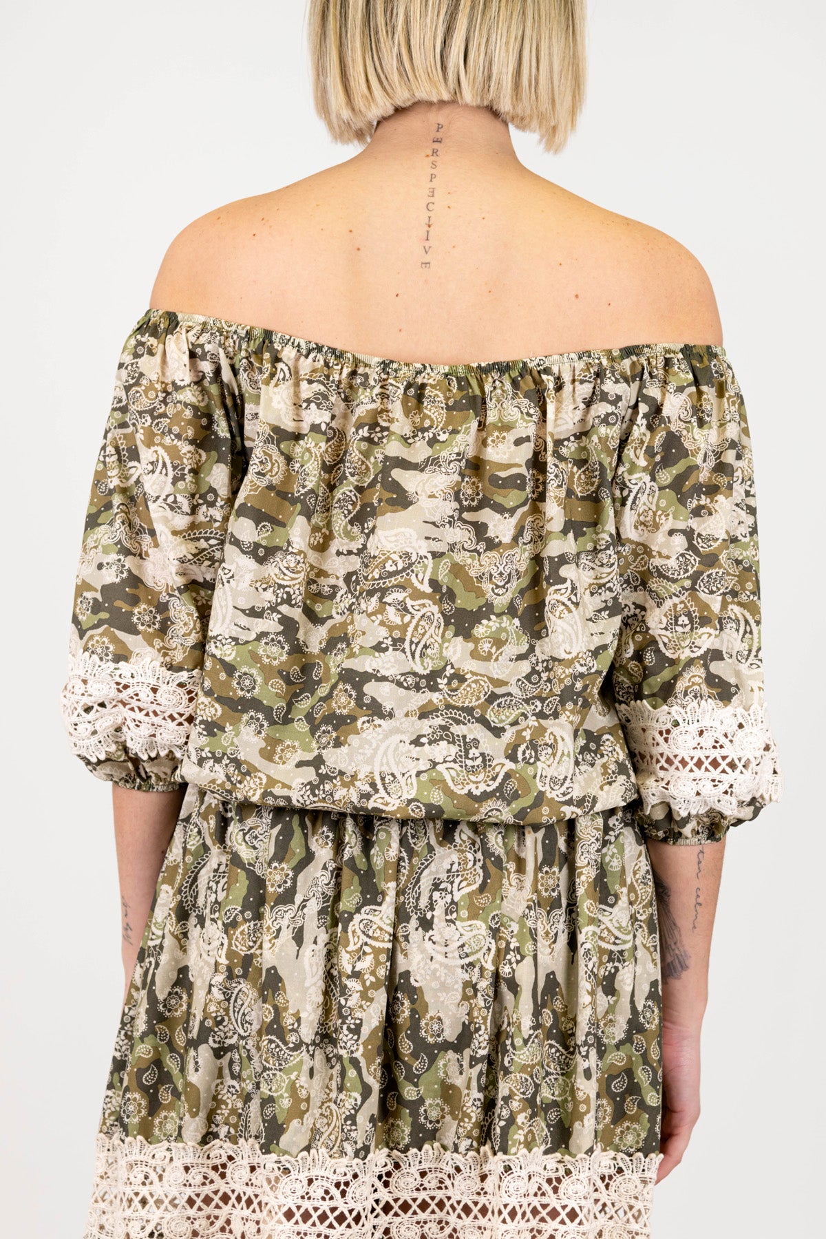 Motel - Top scollo shiffer fantasia bandana in cotone con dettagli in crochet