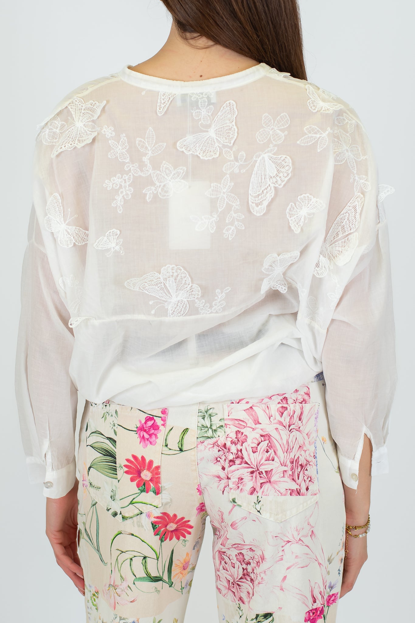 Motel - Camicia fantasia farfalle ricamate con collo coreano e nodo sul fondo