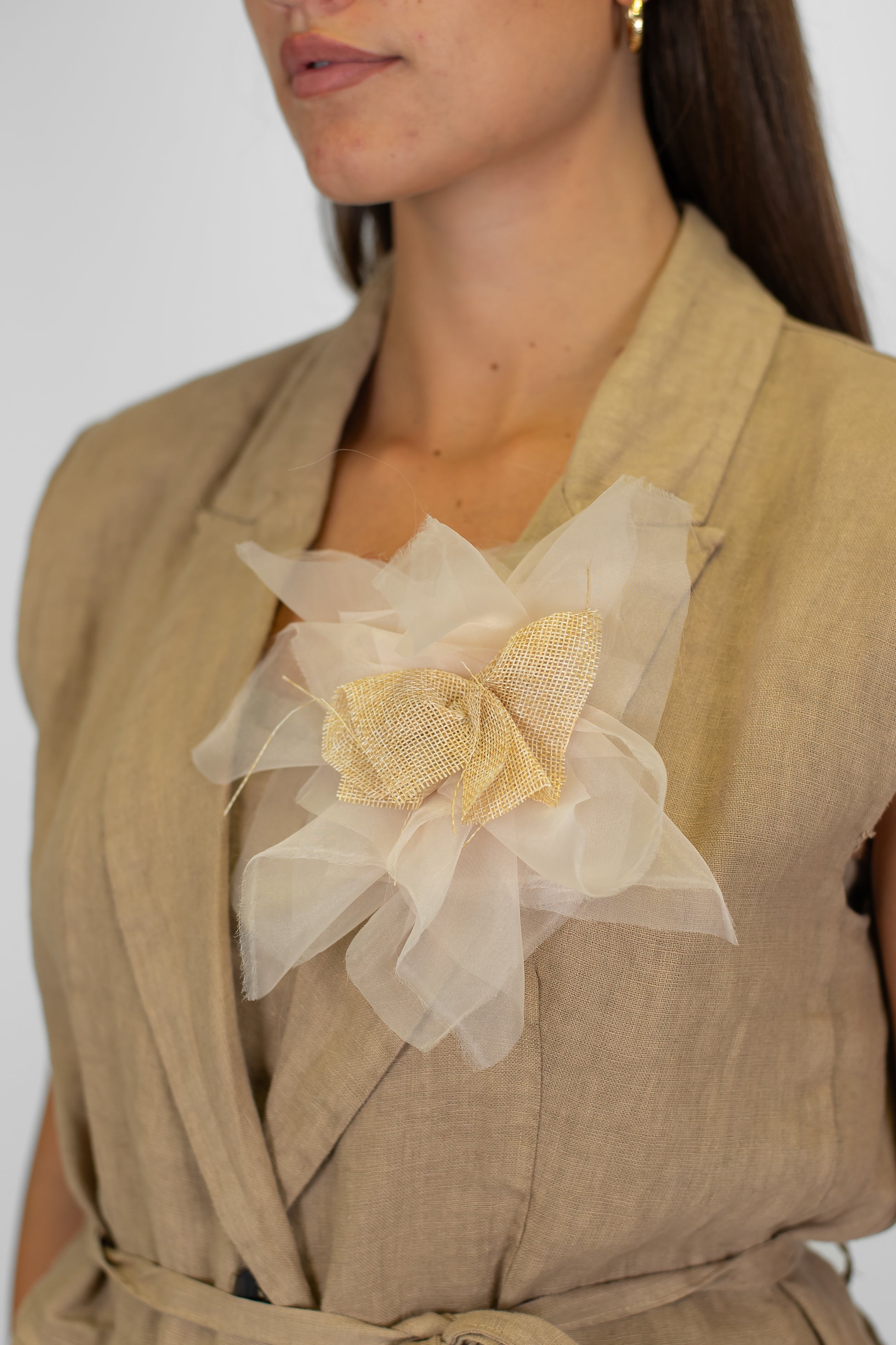 Tensione in - Giacca giromaniche in puro lino con spilla fiore e cintura in tessuto