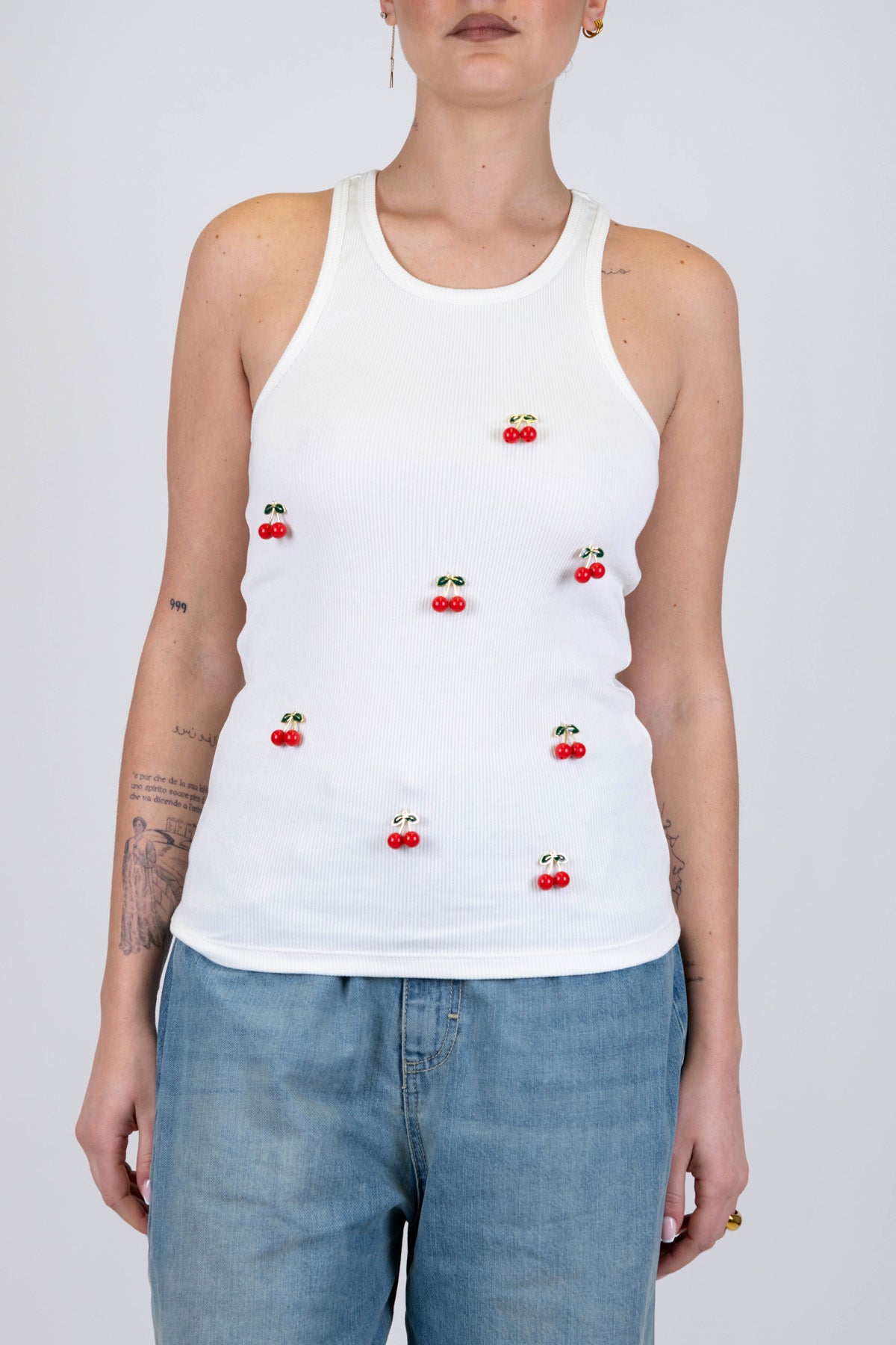 Tensione in - Canotta decorata con spille ciliegie