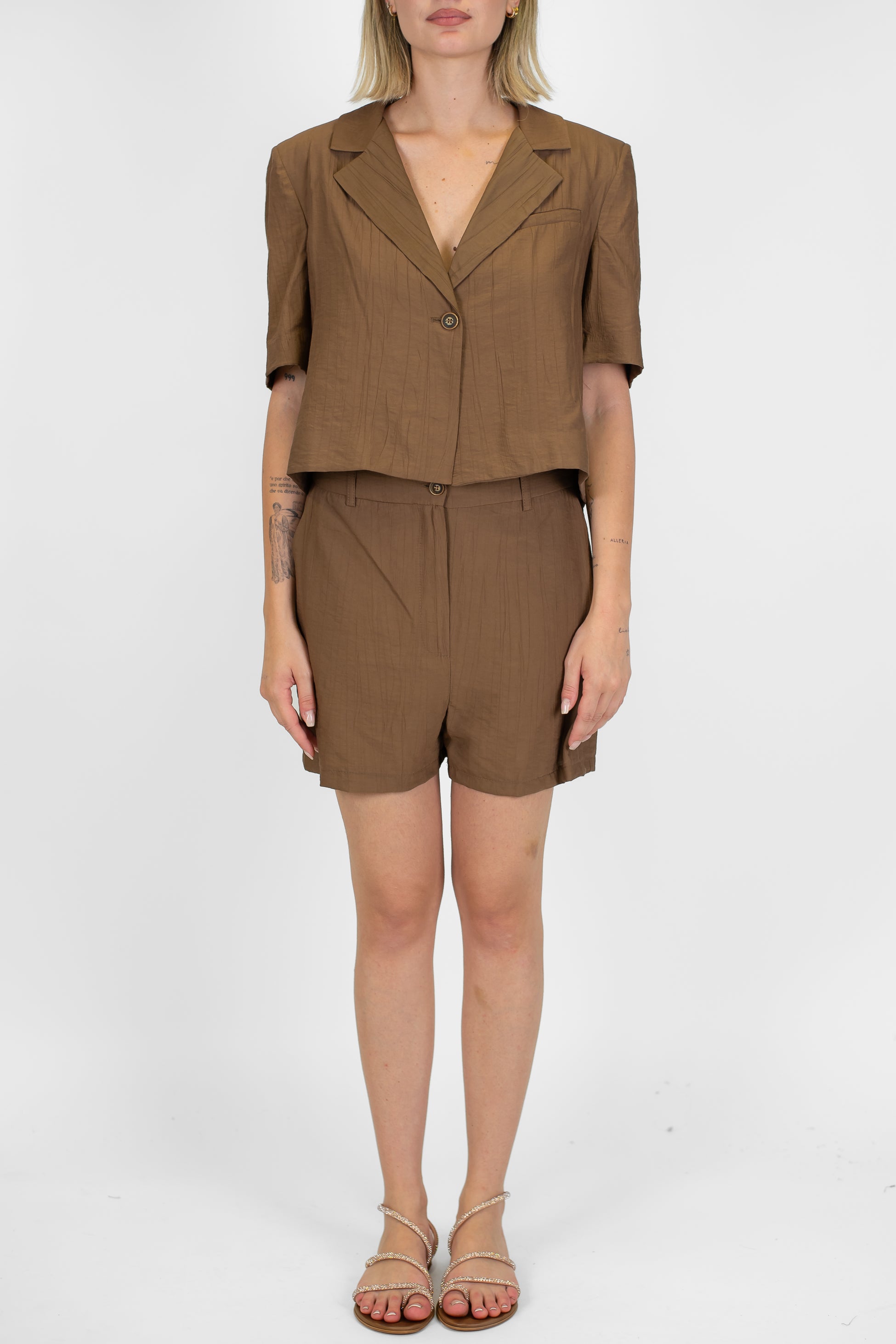 Tensione in - Coordinato in viscosa leggera con giacca crop sfoderata mezzamanica e bermuda
