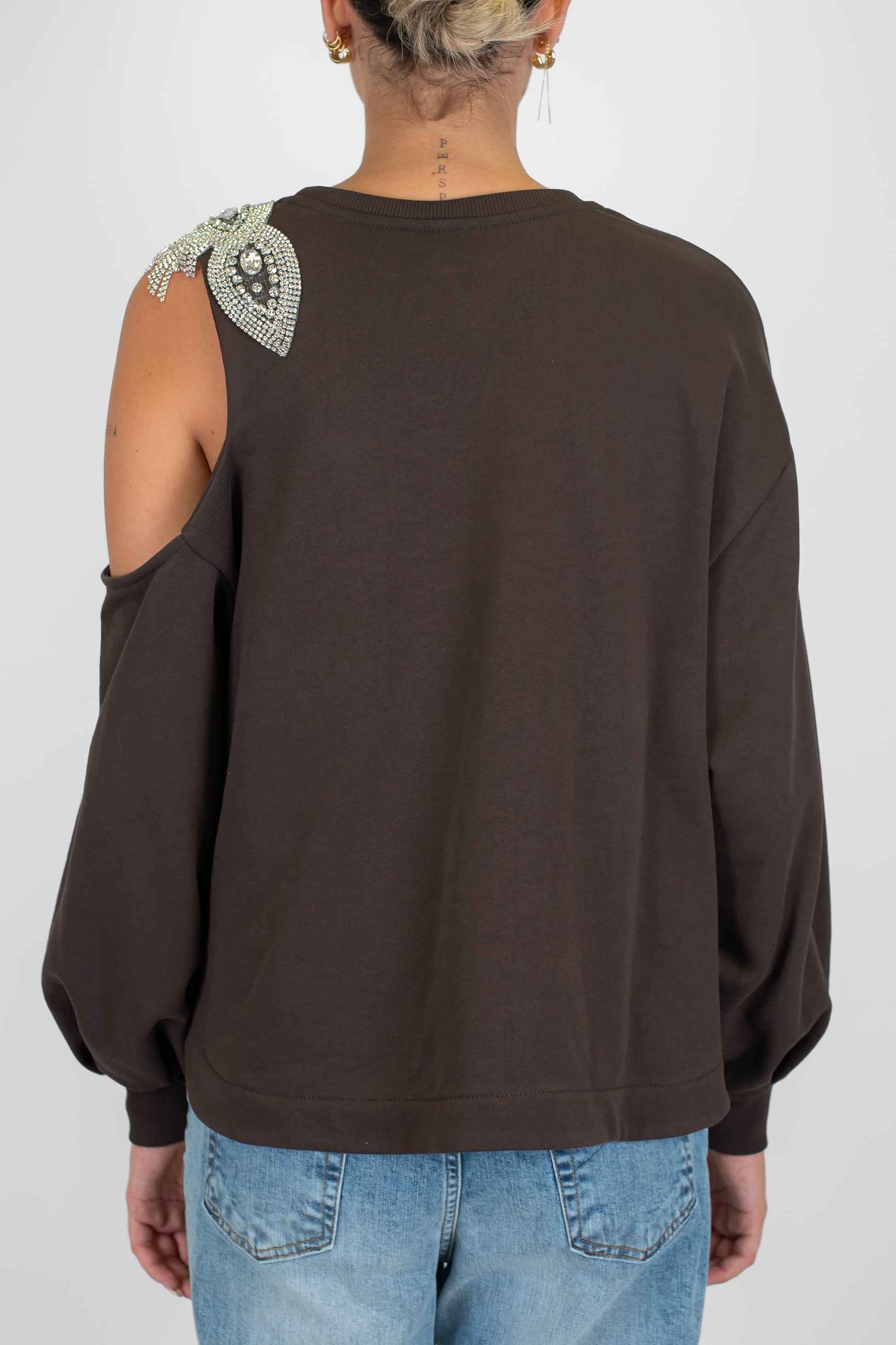 Tensione in - Felpa cut-out con applicazioni strass sulla spalla