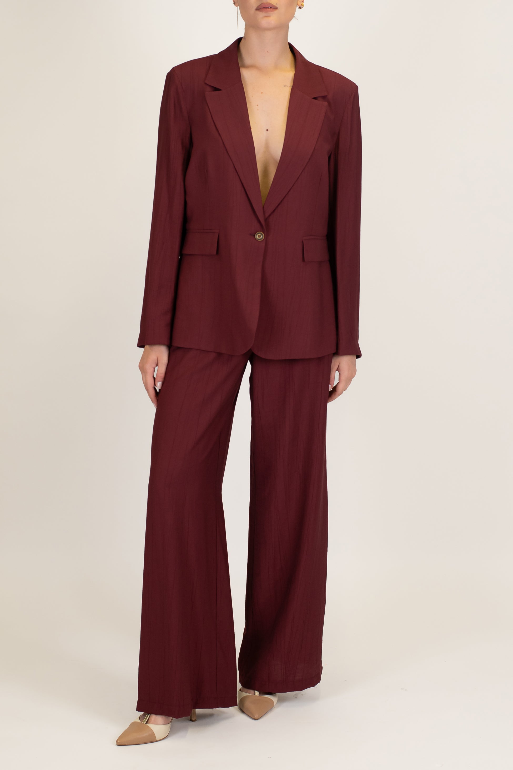 Tensione in - Tailleur in viscosa leggera con giacca monopetto e pantalone palazzo con elastico sul retro