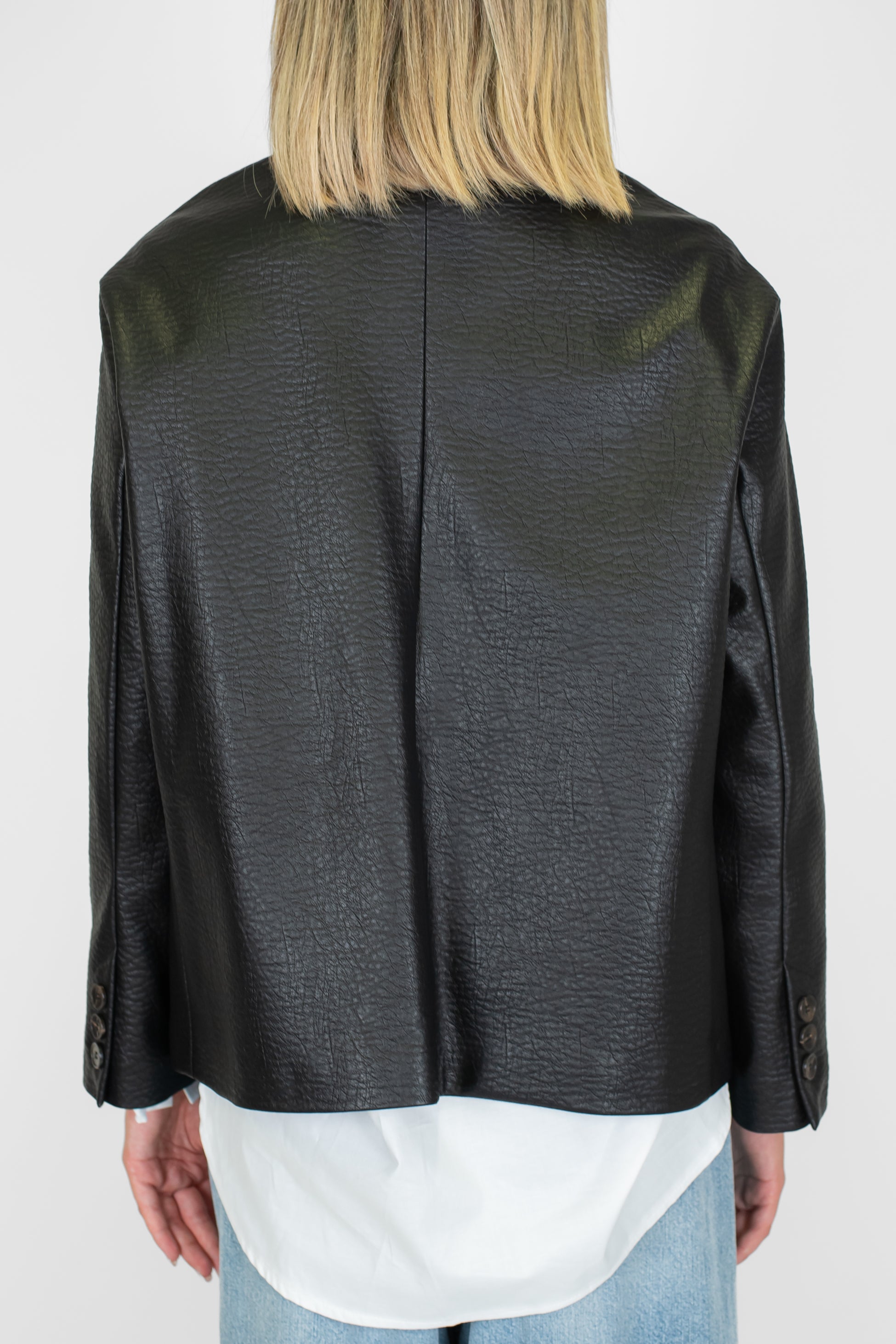 Tensione in - Giacca doppiopetto in ecopelle martellata