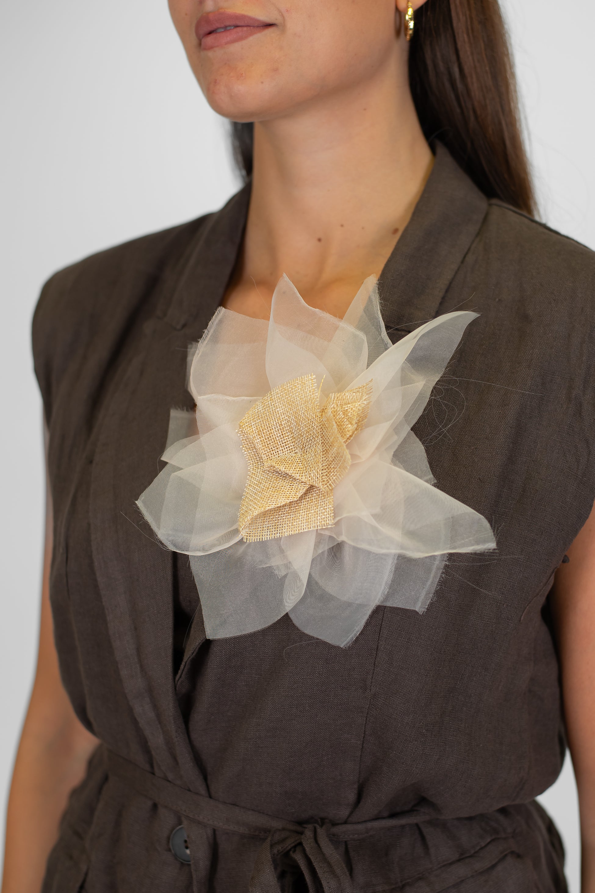 Tensione in - Giacca giromaniche in puro lino con spilla fiore e cintura in tessuto