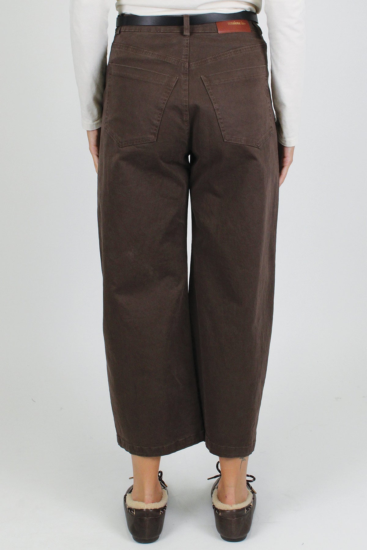 Tensione in - Pantalone balloon crop in denim colorato con cintura