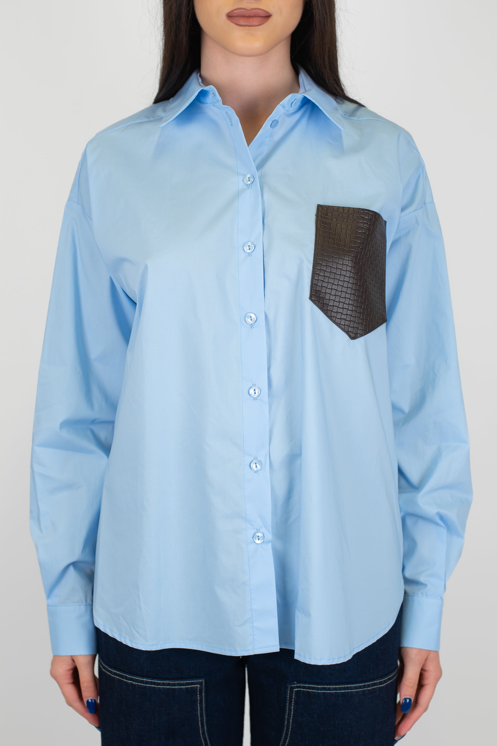 Tensione in - Camicia over con taschino in ecopelle a contrasto