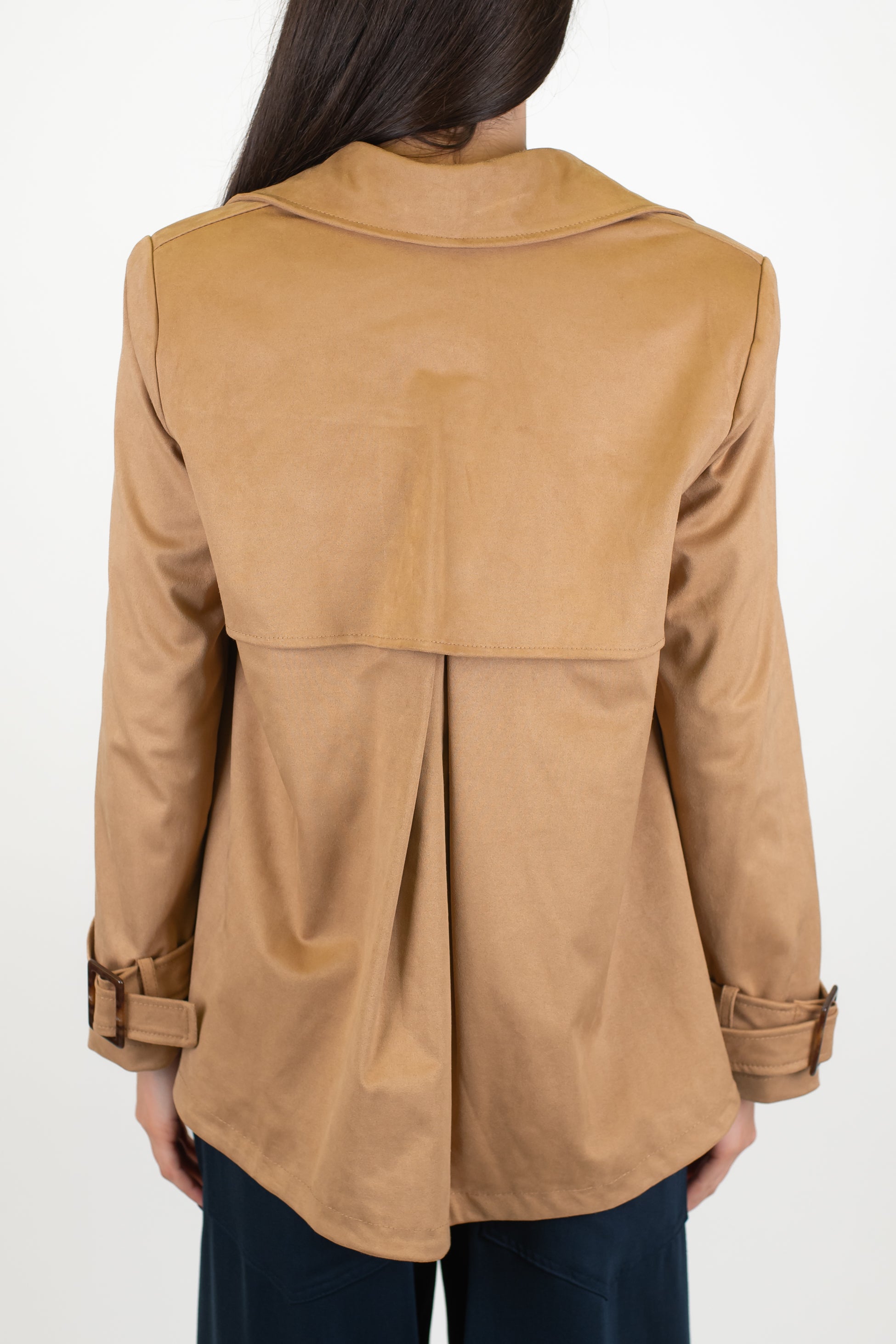 Tensione in - Trench corto doppiopetto in dainetto con tasche laterali e rever ampio a lancia