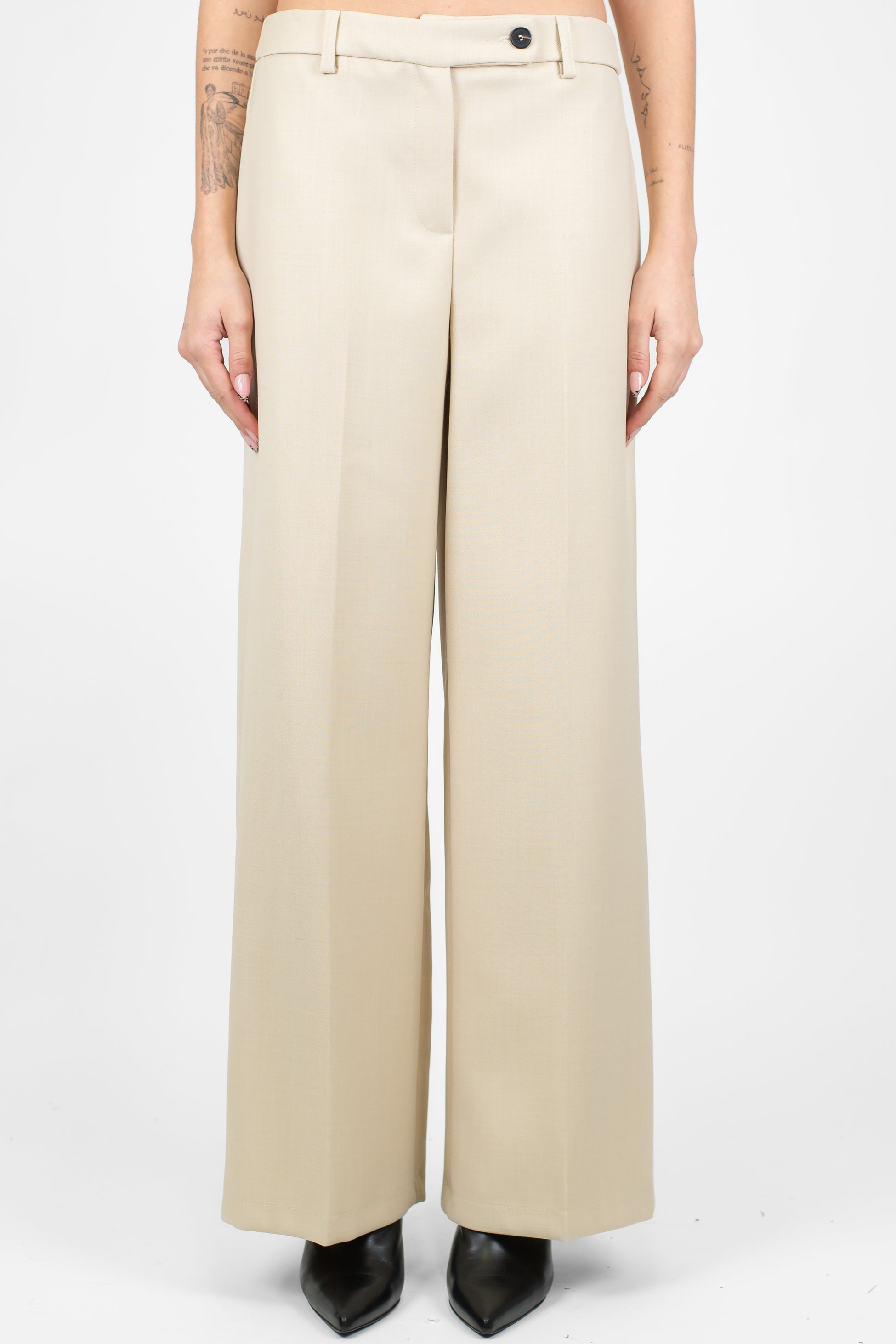 Tensione in - Pantalone palazzo con piega stirata