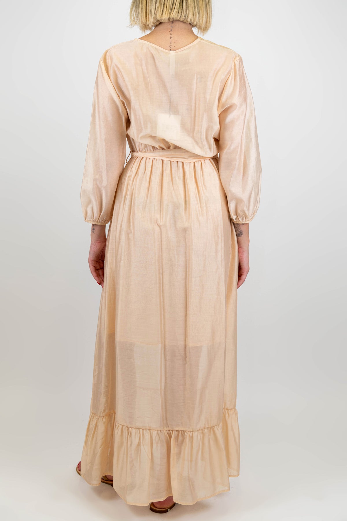 Tensione in - Abito lungo in tencel con scollo a V, spilla fiore e balza sul fondo