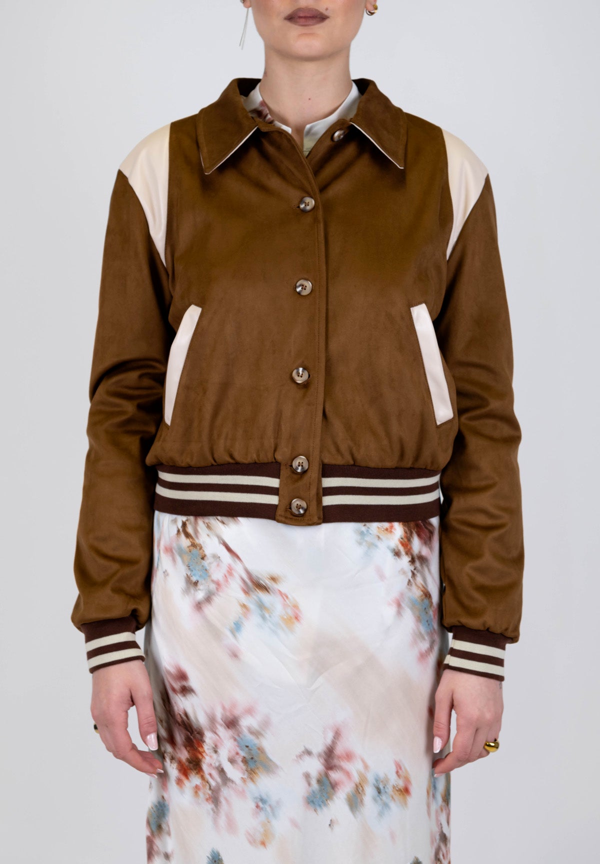 Tensione in - Bomber in dainetto con profili a contrasto ed elastici sul fondo