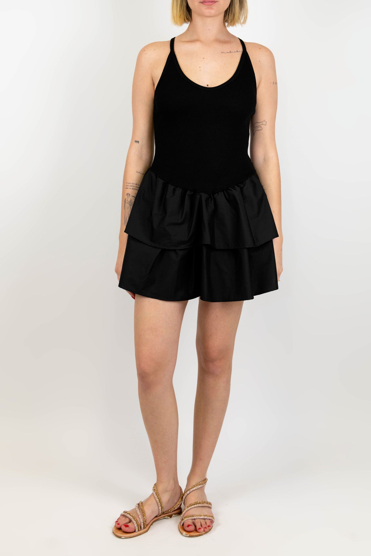 Tensione in - Abito corto con bretelline ad incrocio sul retro e gonna con balze