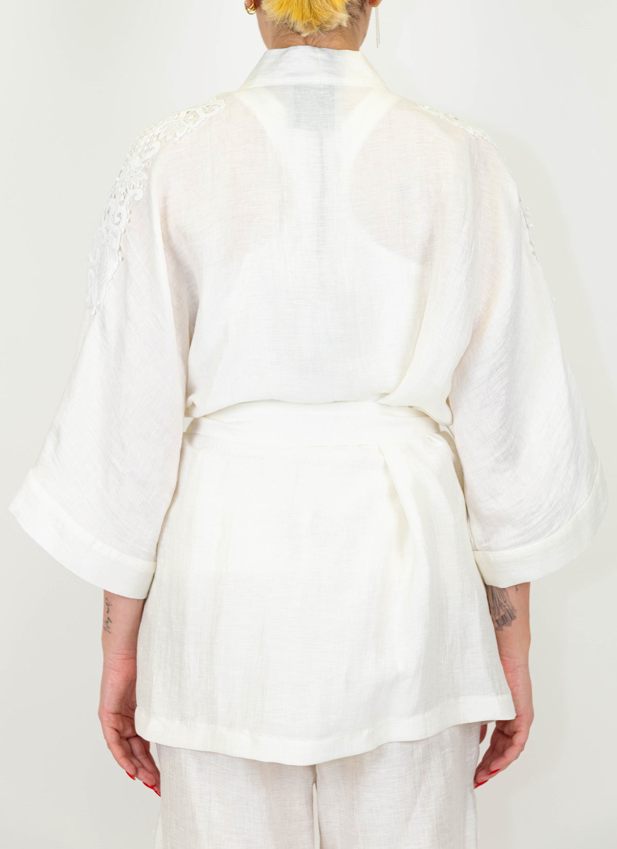 Maryley - Giacca kimono in lino con ricami sulle maniche e cintura in tessuto