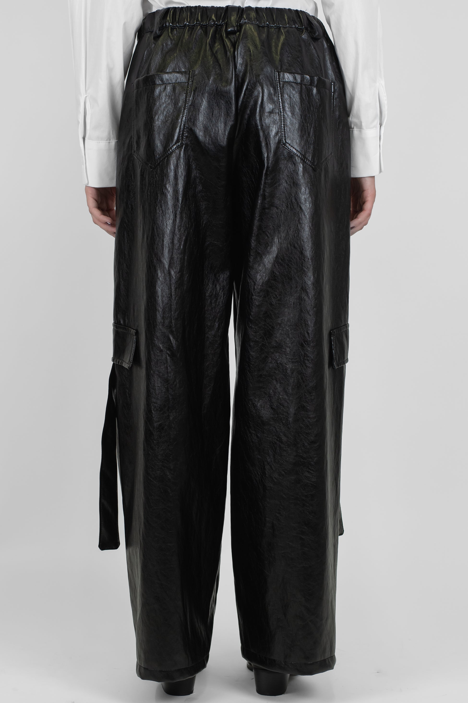 Tensione in - Pantalone cargo palazzo in ecopelle con elastico sul retro