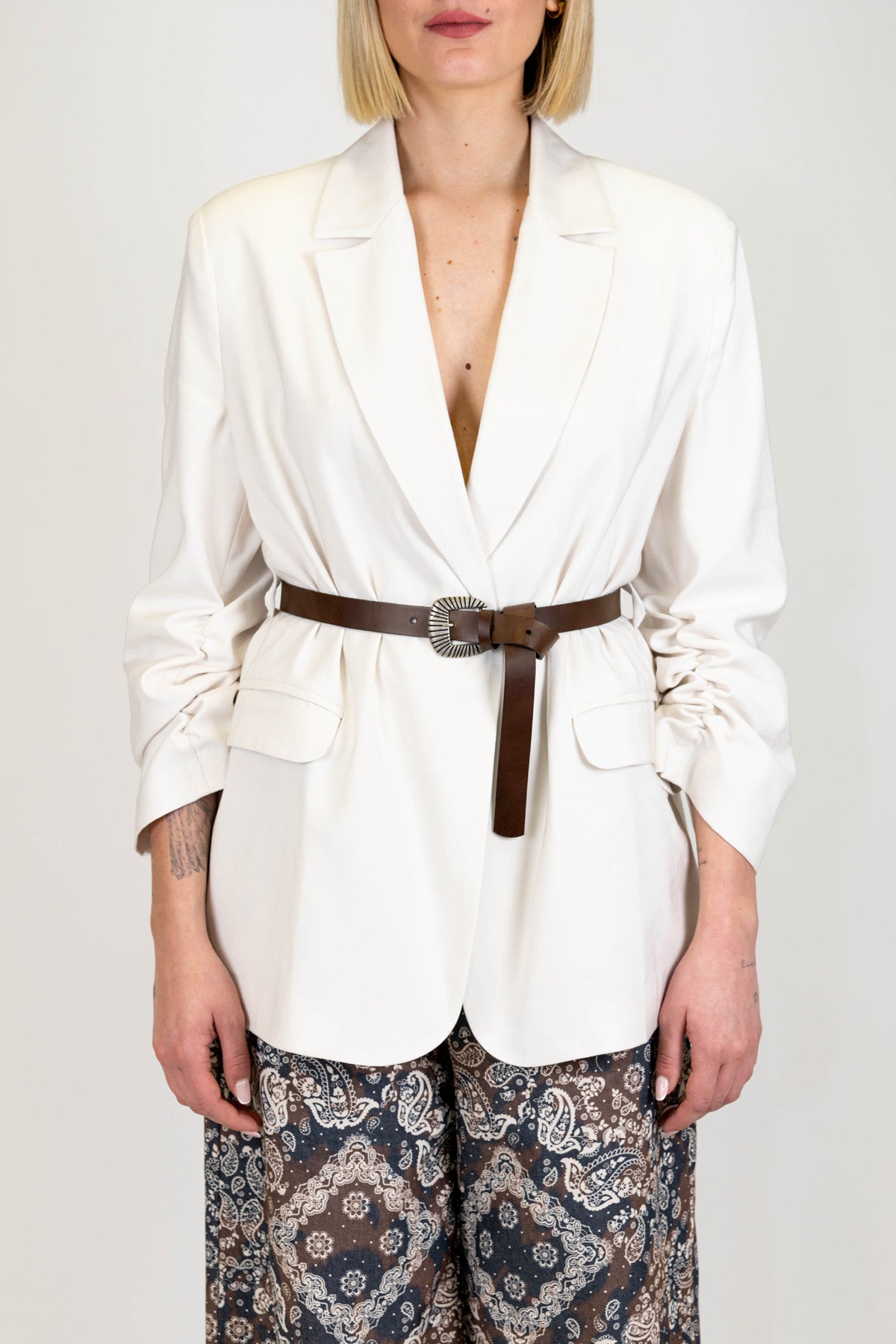 Tensione in - Giacca priva di bottone con cintura e manica arricciata