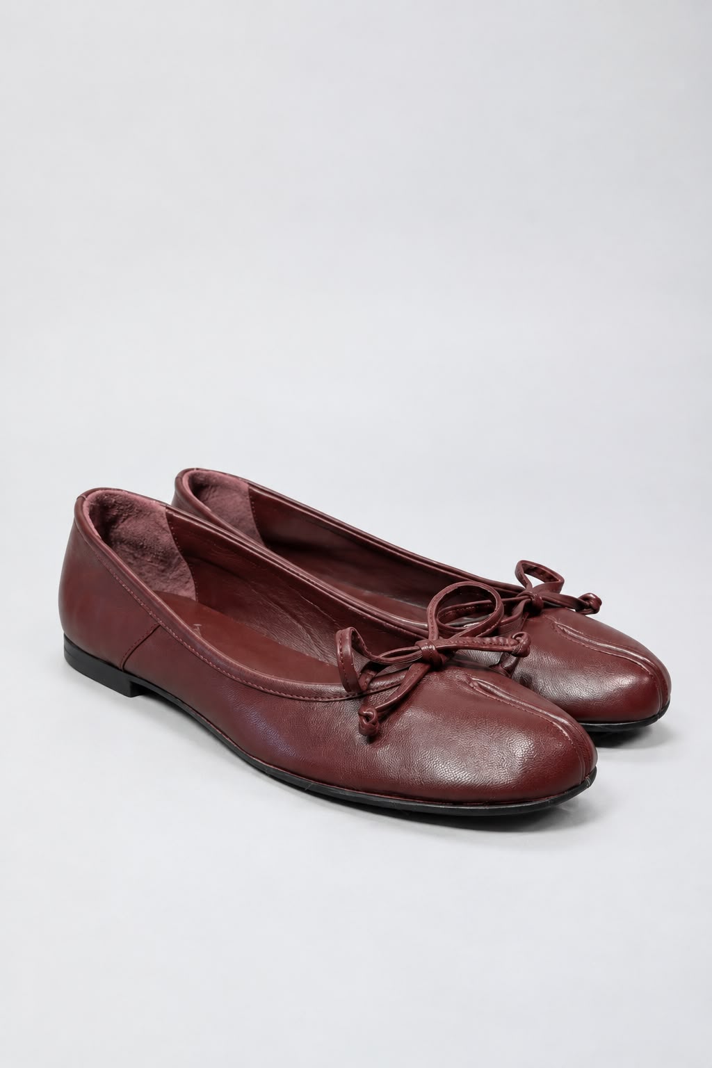 Ovyé - Ballerina in pelle infradito con fiocco