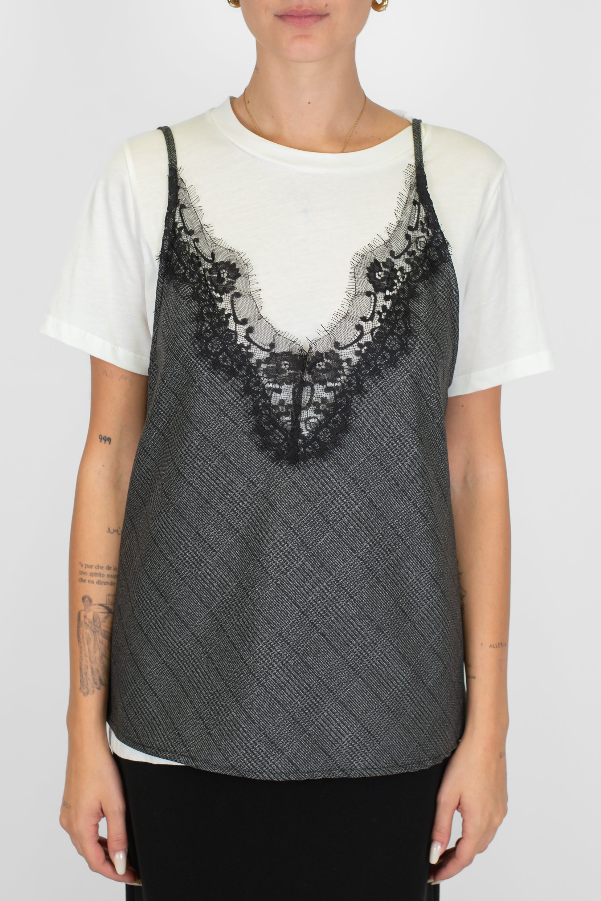 Tensione in - T-shirt con top scollo a V fantasia spigata e orli in pizzo