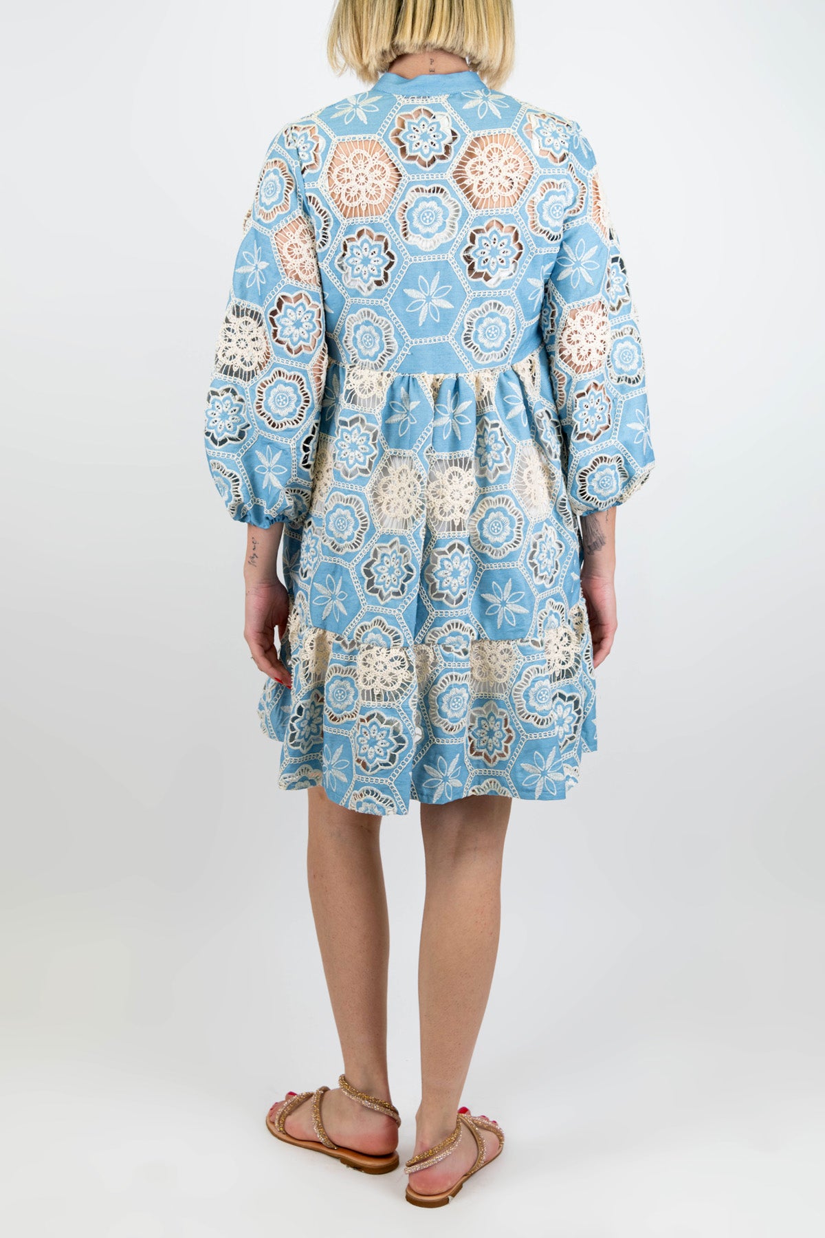 Tensione in - Chemisier corto in chambray con ricami in crochet